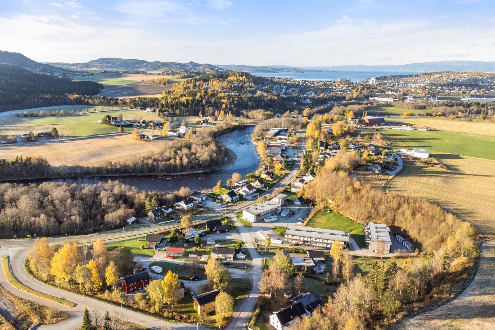 Fra Risgropa er det trygg og fin gang- og sykkelveg som tar deg inn til Guldbergaunet med ungdomsskole, videregående skole, Steinkjer Campus og dagligvarebutikker. Galleribilde