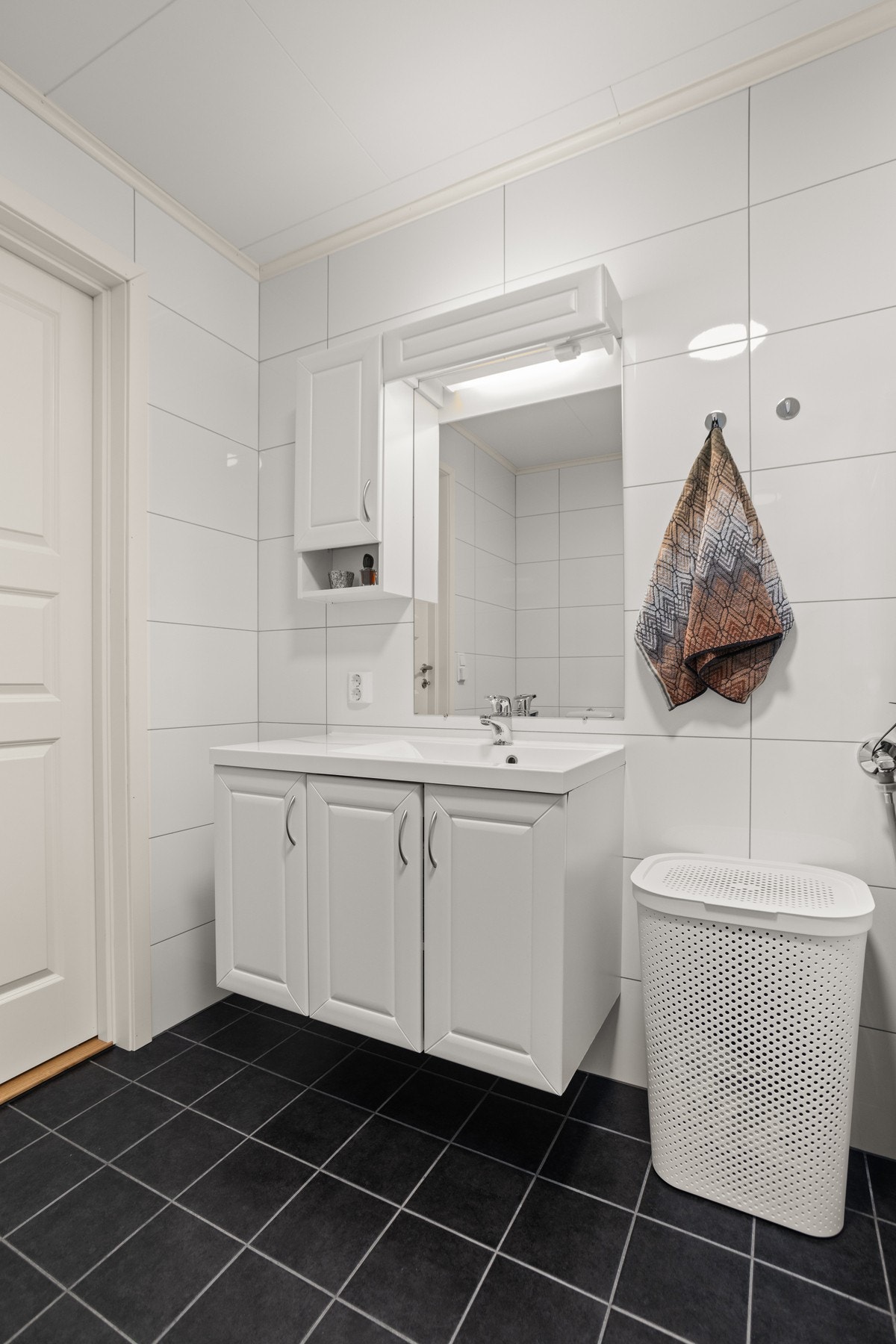 Utstyrt med servantskap, innfellbare dusjdører og toalett Galleribilde