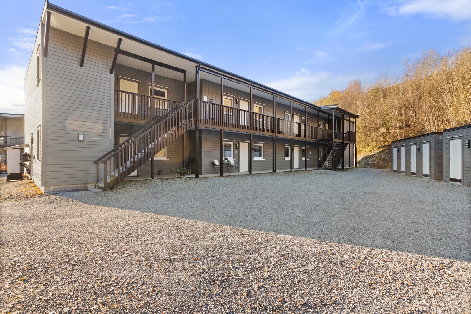 Leiligheten har parkeringsplass i parkeringskjeller. Det er installert elbillader på boligens oppstillingsplass. Galleribilde