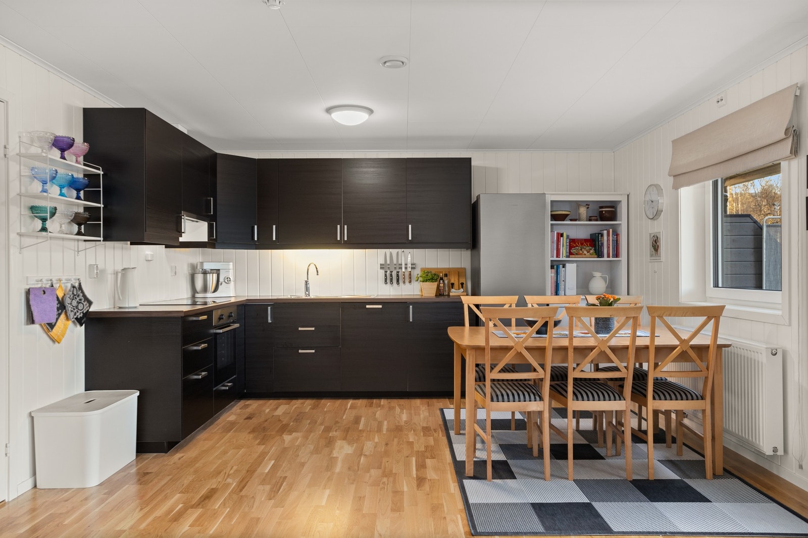 Felleskostnader inkluderer bl.a. kommunale avgifter, varmtvann og oppvarming via radiatorer. Galleribilde