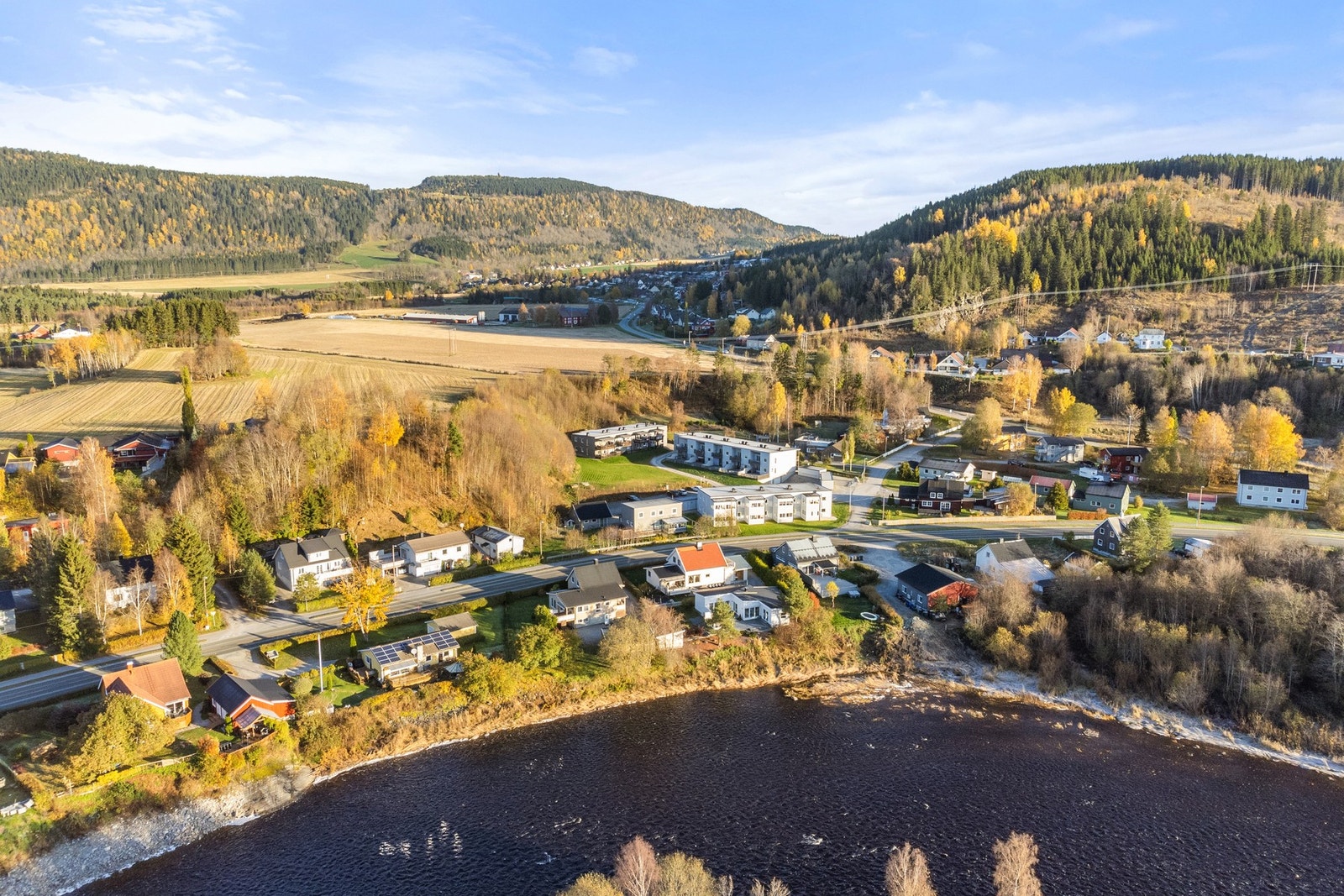 Gang- og sykkelveg som går til Byafossen barnehage, skole og fotballanlegg. Galleribilde