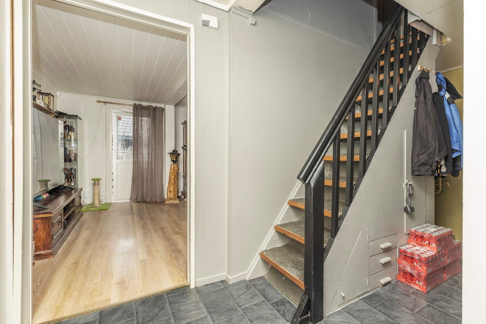 Gang med oppgang til 2.etasje Galleribilde