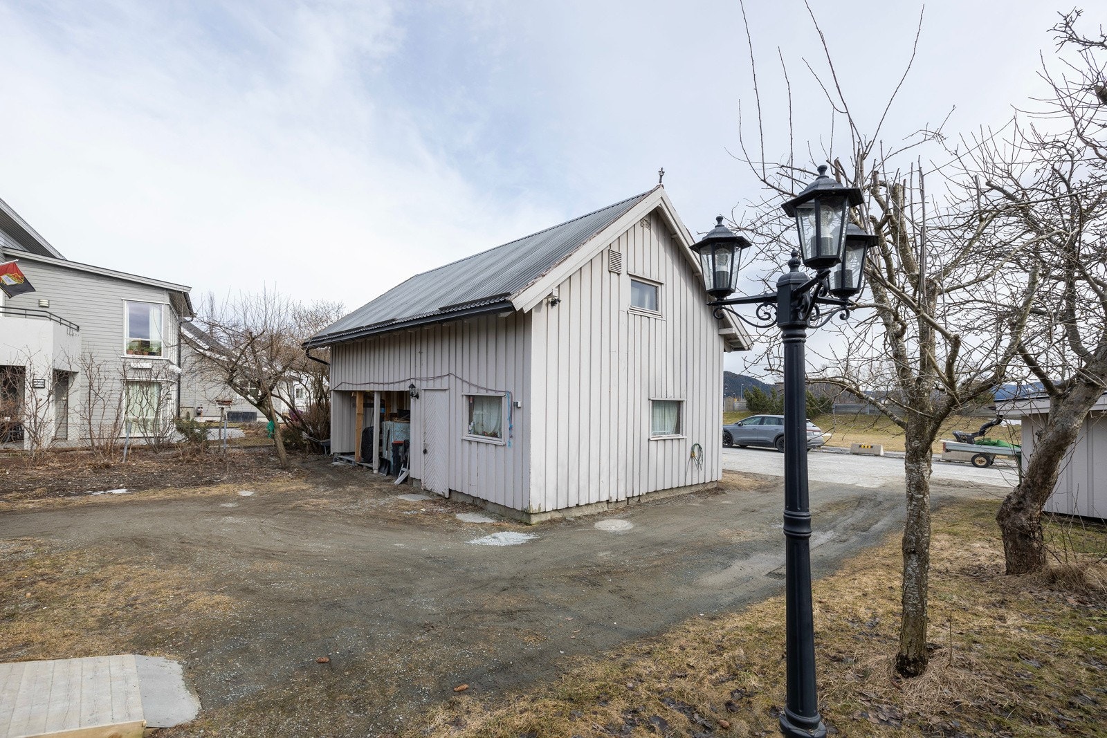 Uthus/garasje Galleribilde