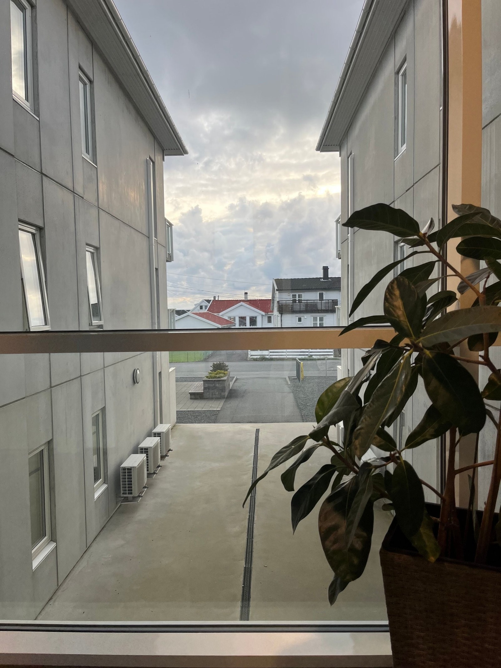 Blokkene bindes sammen med en felles gang med store vinduer som slipper inn masse naturlig lys. Gang/trappeparti er flisbelagte Galleribilde