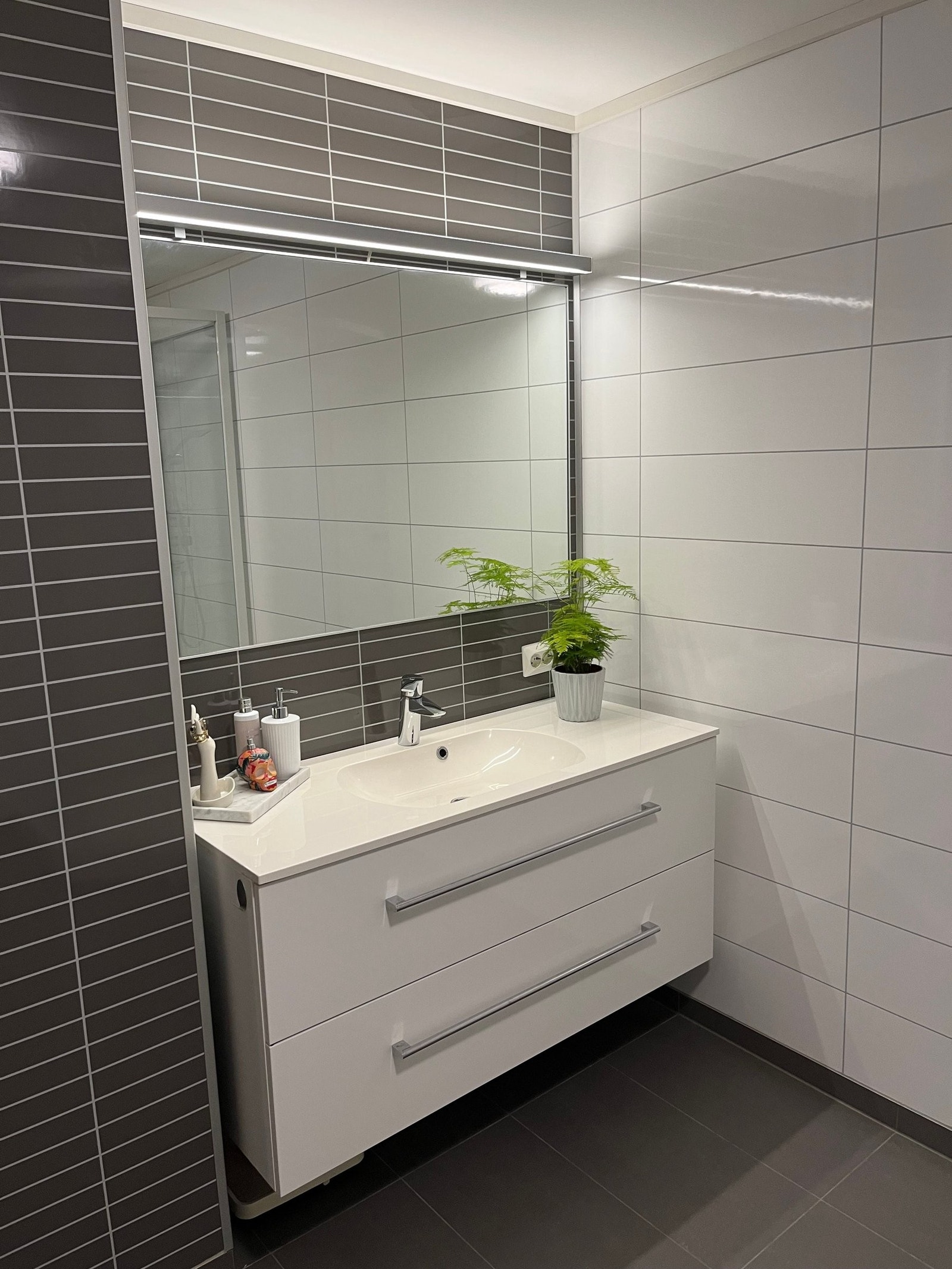 Stort og meget flott bad med fliser på gulv og våtromsplater på vegger Galleribilde