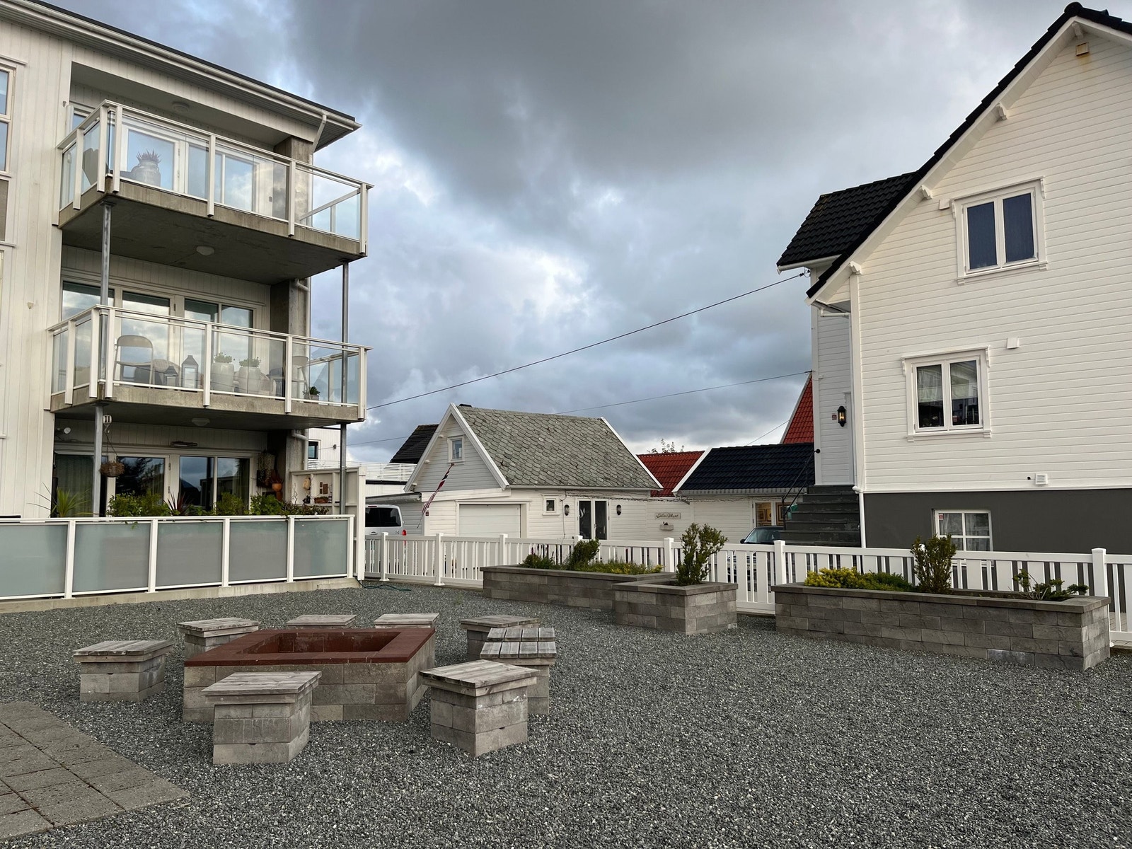 Koselig felles uteområde med fint opparbeidet grillplass Galleribilde
