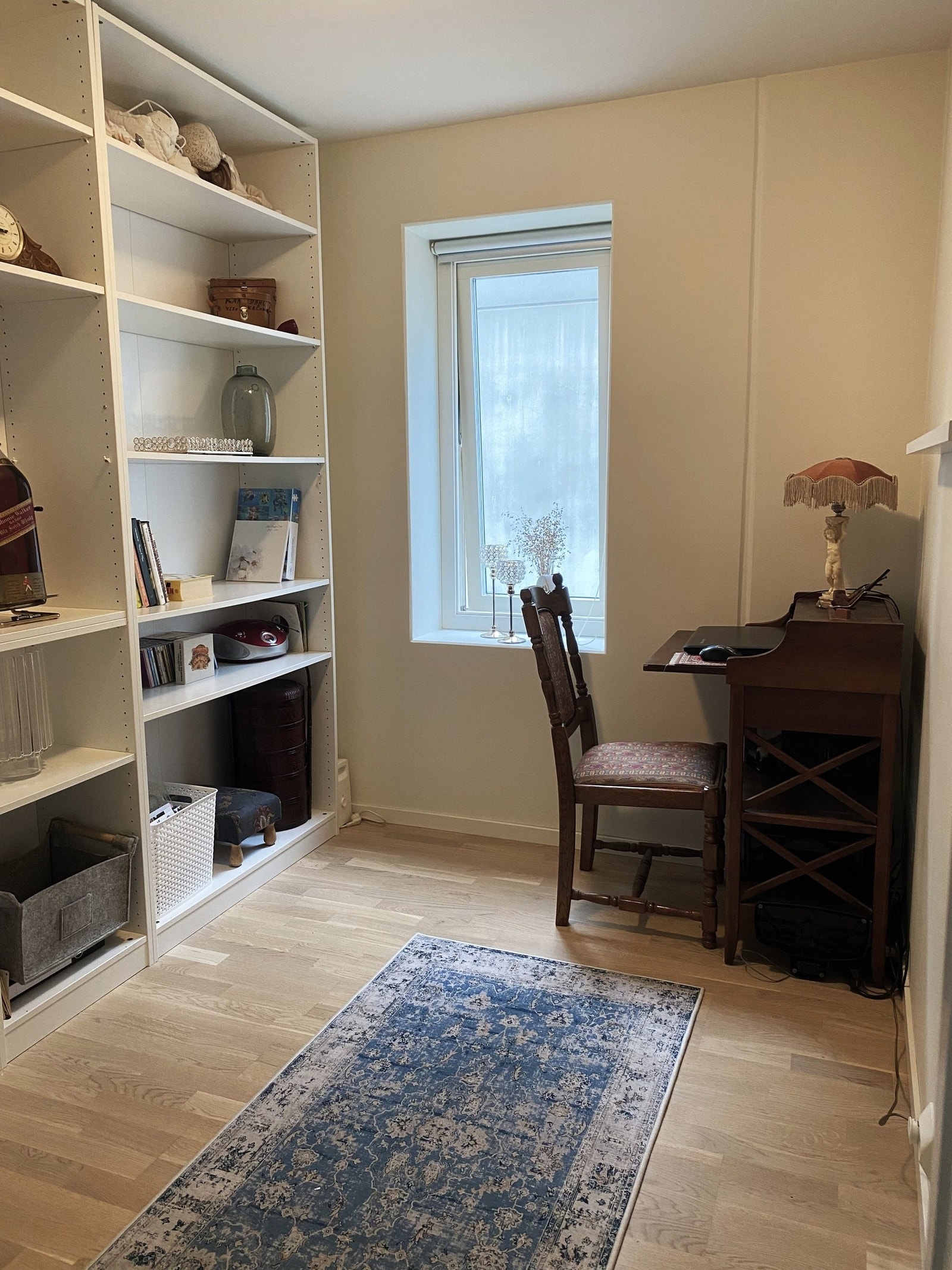 Leiligheten har totalt 3 soverom, her har tredje soverom blitt kontor/ oppbevaringsrom Galleribilde