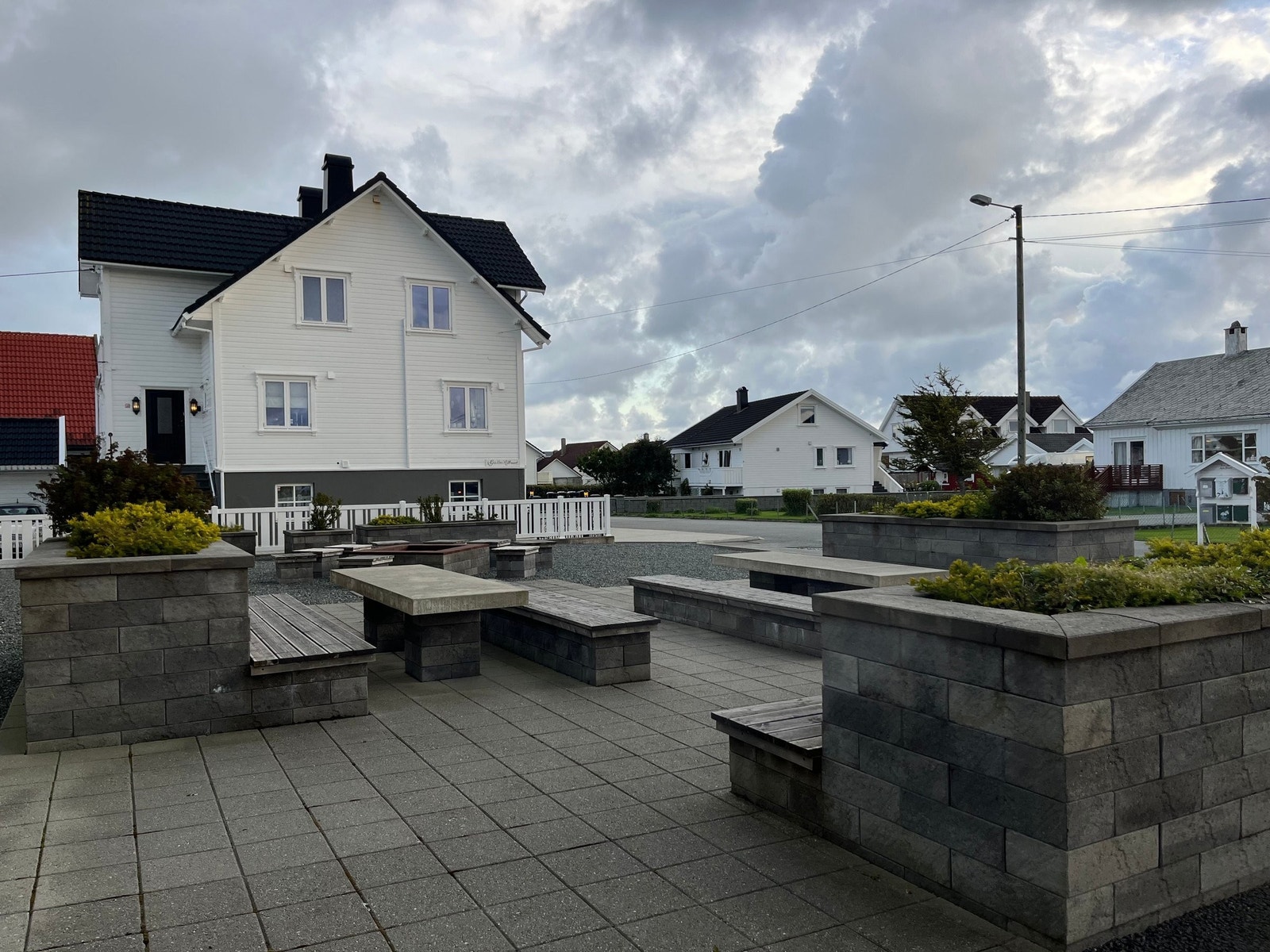 Fint fellesområde med beplanting og sitteplasser Galleribilde