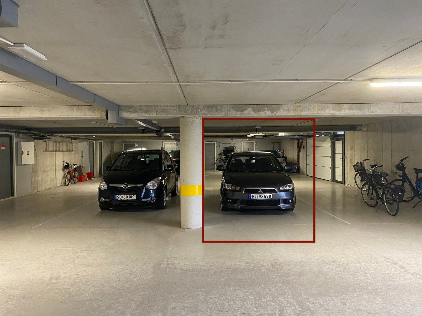 Praktisk parkering i underetasjen hvor det er lagt opp strøm til el-bil Galleribilde