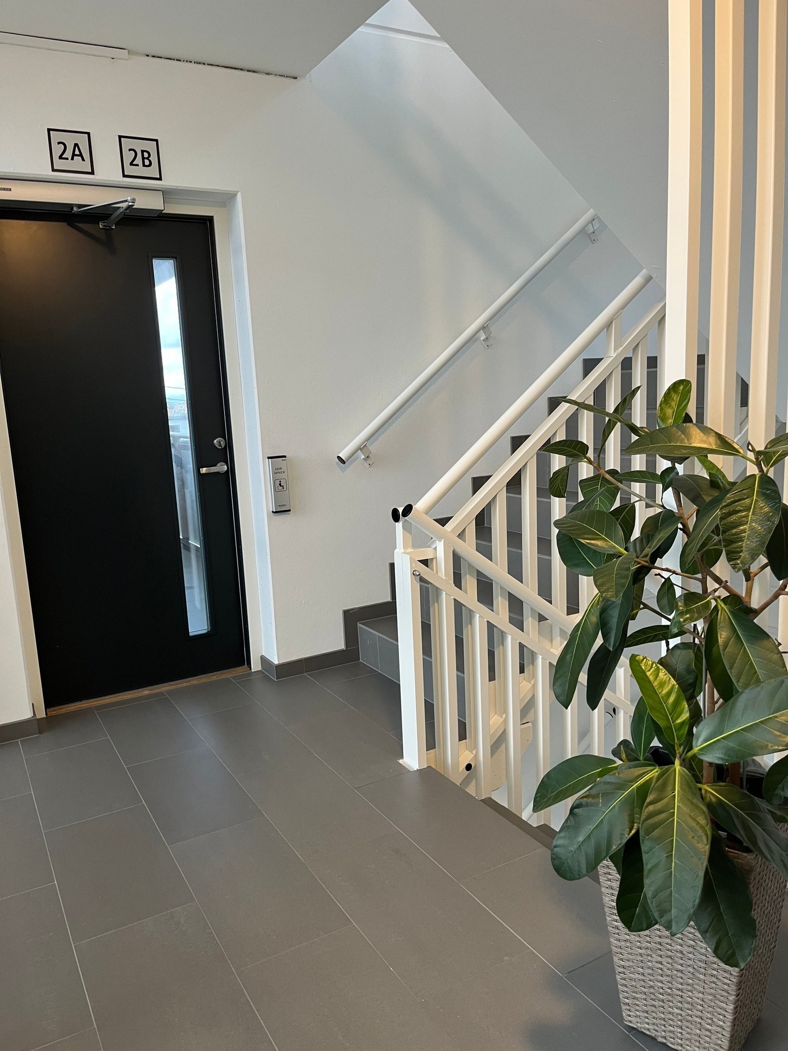 Enkel adkomst til toppetasjen via heis eller trapper Galleribilde