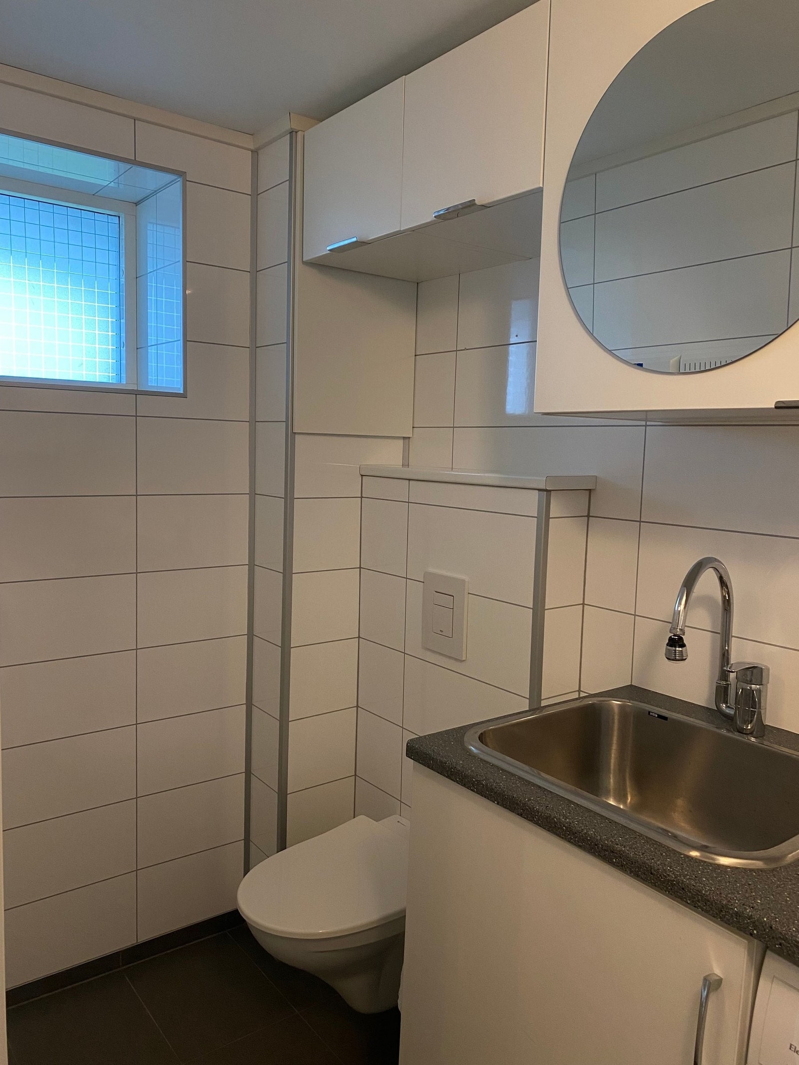 Vaskerom med vegghengt toalett Galleribilde