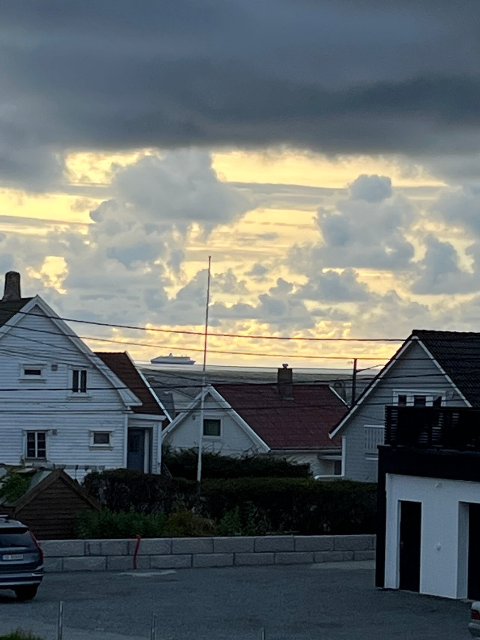 Cruiseship kan du ofte få et glimt av både gjennom kjøkkenvinduet, stuevinduet og på balkongen. Når mørket faller på, lyser de flott opp i horisonten Galleribilde