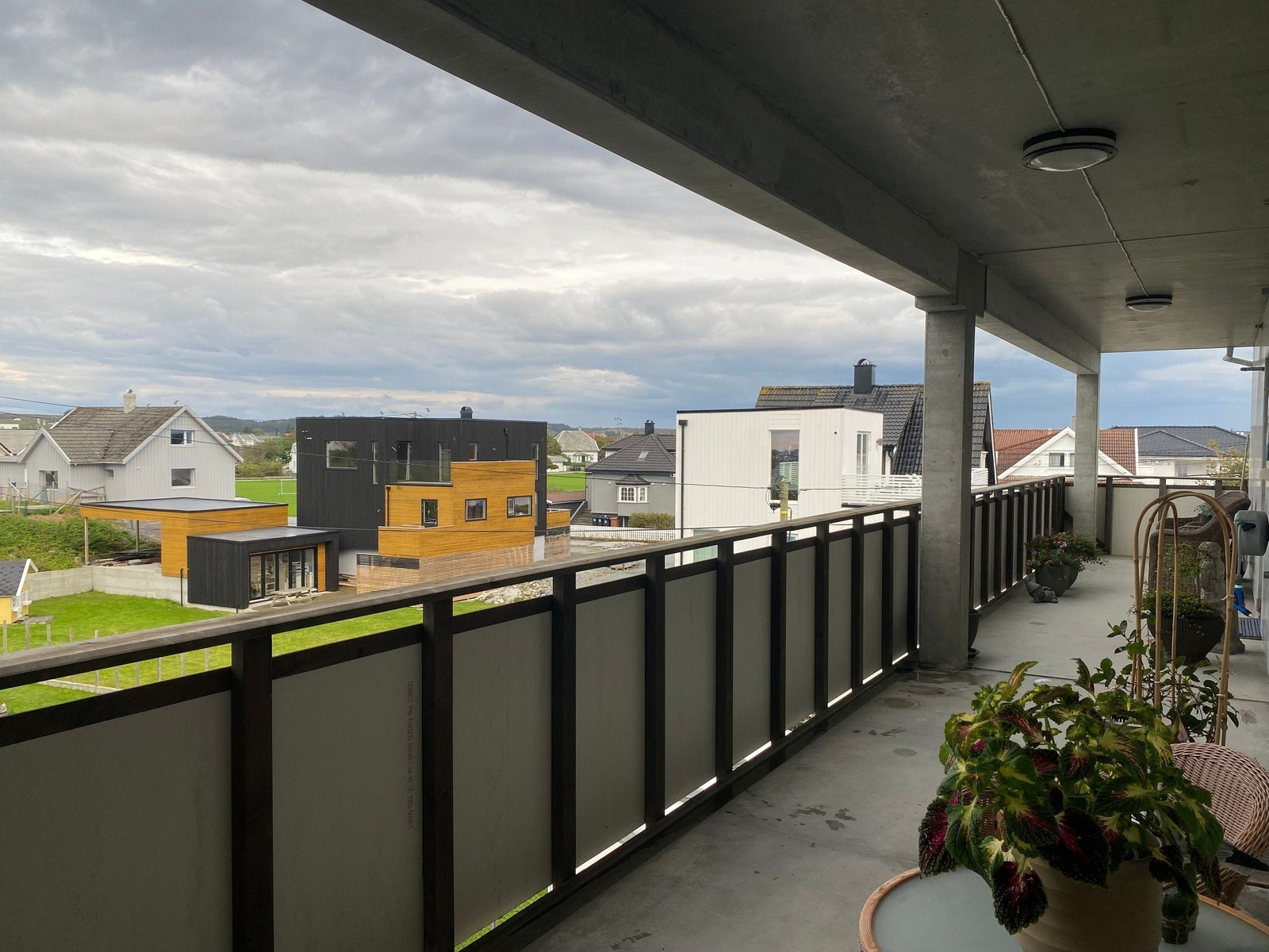 Østvendt balkong med utsikt over idrettshallen Galleribilde