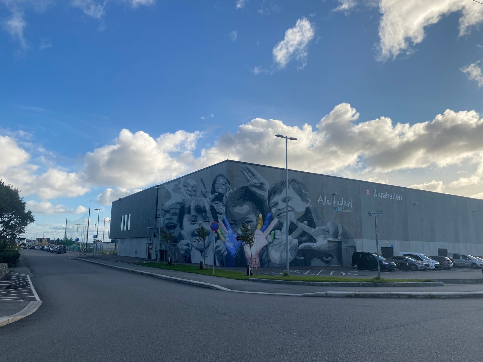 Åkra idrettshall ligger kun et steinkast unna leiligheten Galleribilde