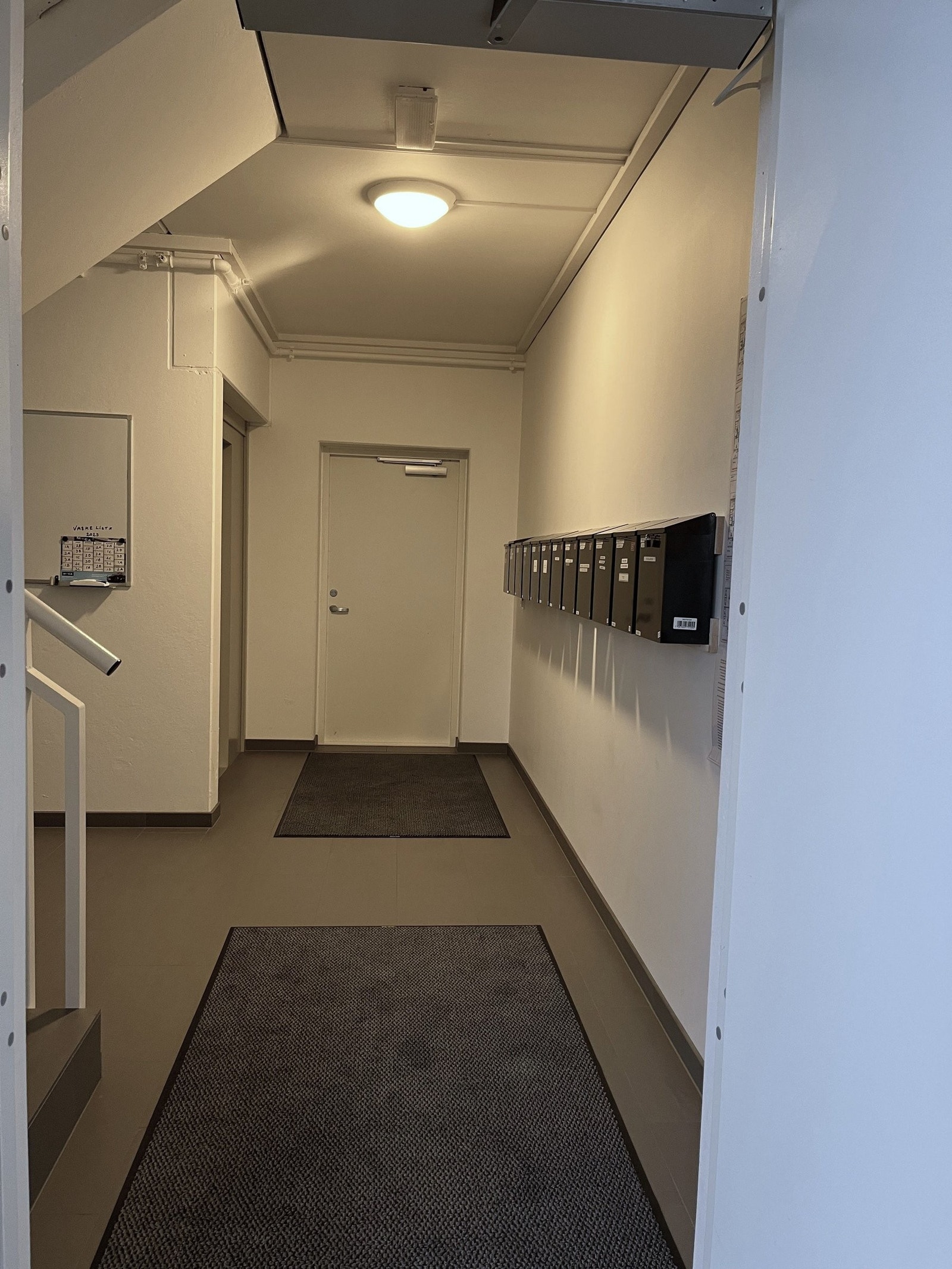 Ved inngangspartiet kan posten din hentes tørrskodd uansett vær! Galleribilde
