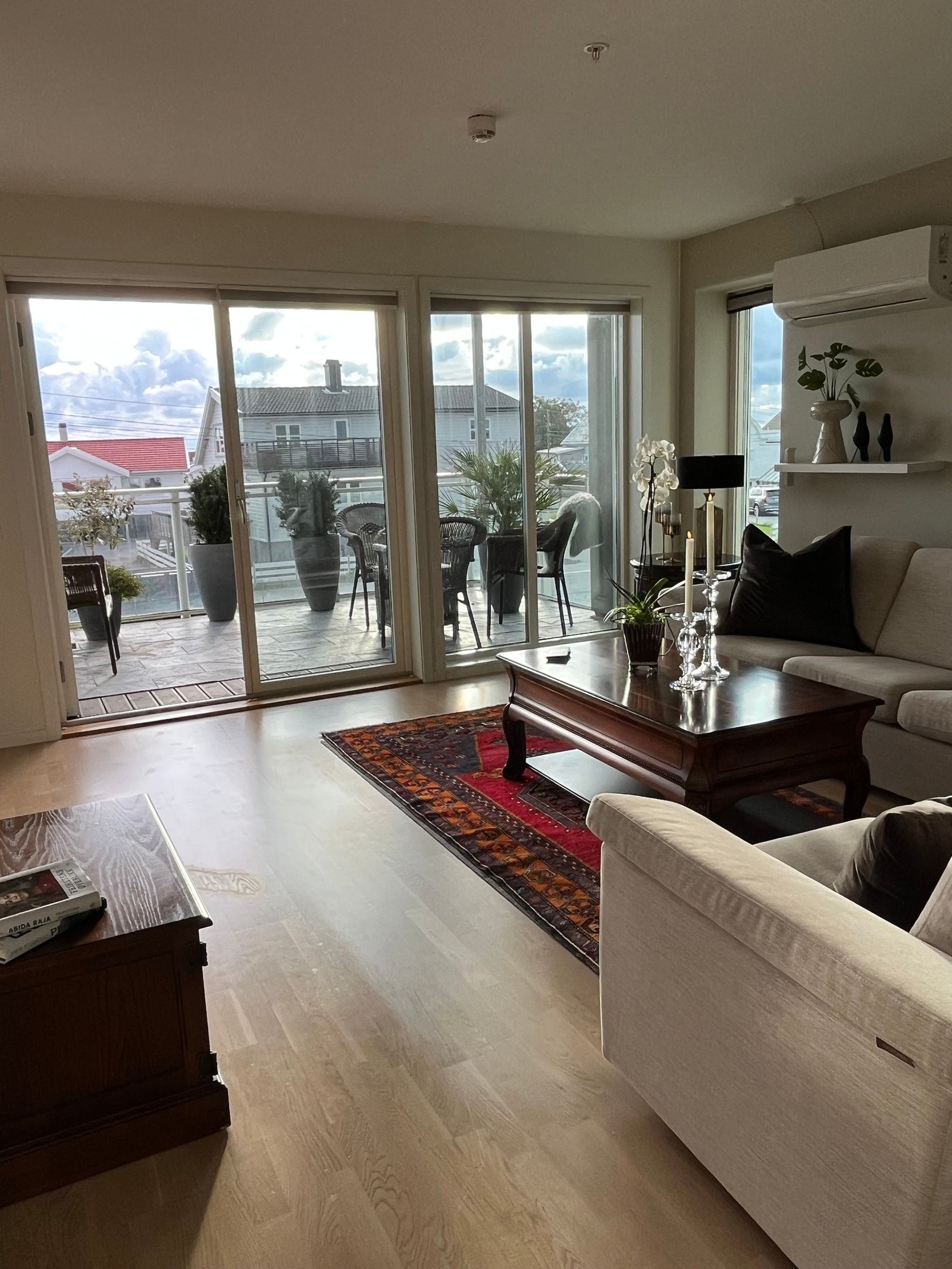 Store vinduer som slipper inn masse naturlig lys. Dobbel terrassedør, med mulighet for å åpne opp og gir følelsen av å kunne forlenge stuen ut til balkongområdet Galleribilde