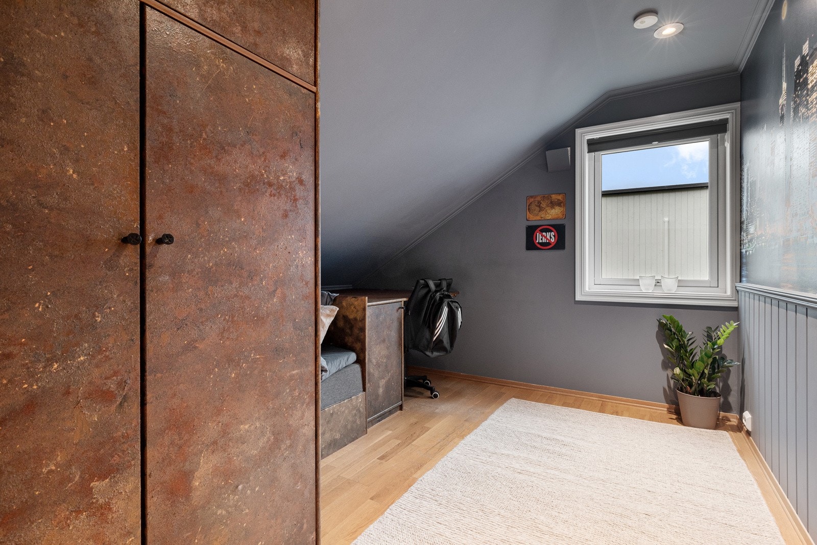 Soverom 4 med plassbygd garderobe, seng og kontorpult Galleribilde