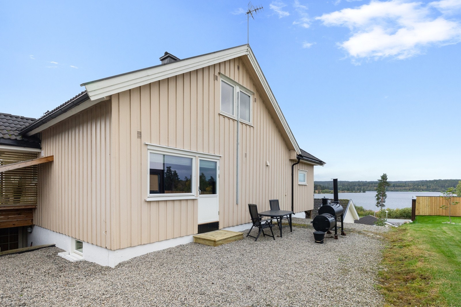 Grillplass på baksiden av huset med utgang fra hovedsoverom Galleribilde