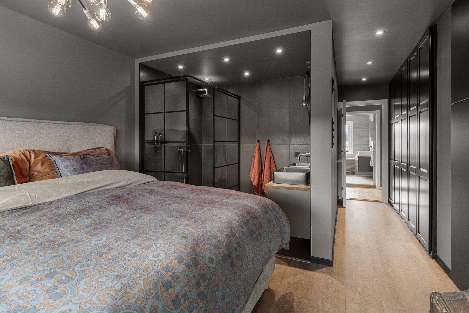 Hovedsoverom med privat spa bad og avkledningsrom - alt nytt i 2019 Galleribilde