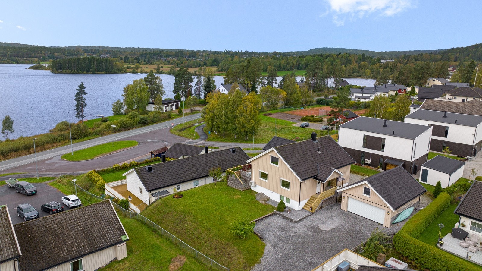 Dronebilde der huset ligger kun noen få steinkast fra Vågvannet Galleribilde