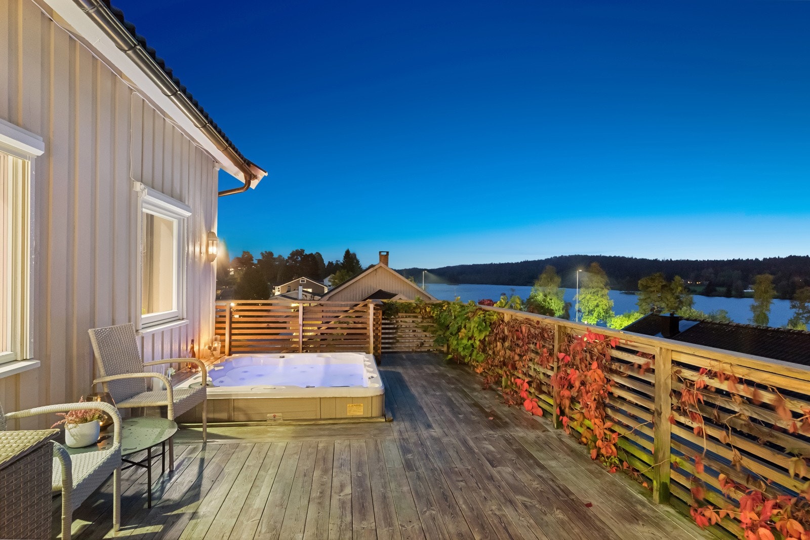 Romslig og utvidet terrasse som sto ferdig i 2012 Galleribilde