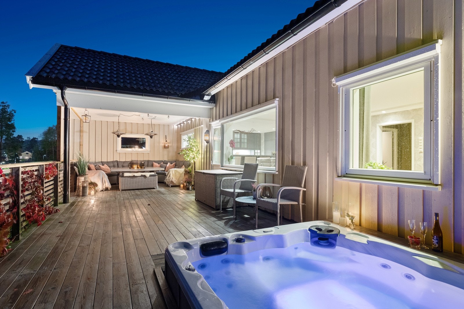 Meget romslig terrasse med herlig utsikt over Våg vannet Galleribilde