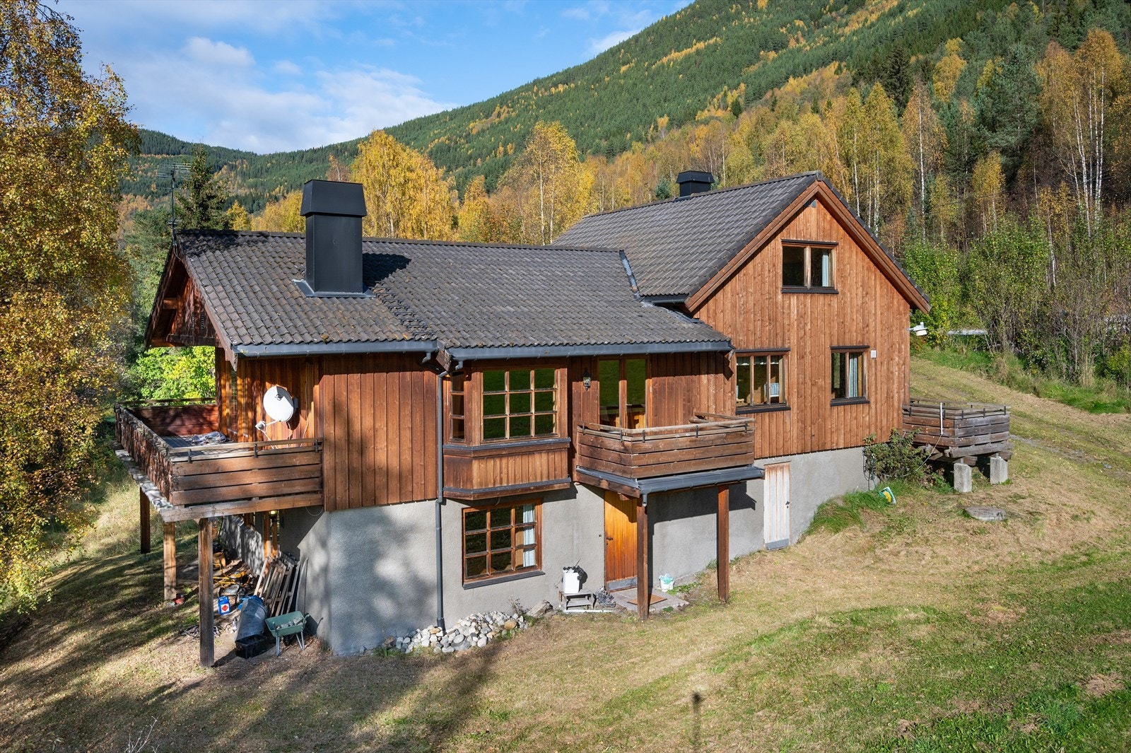 Eiendommen ligger fint til på nedsiden av Ottadalsvegen. Galleribilde