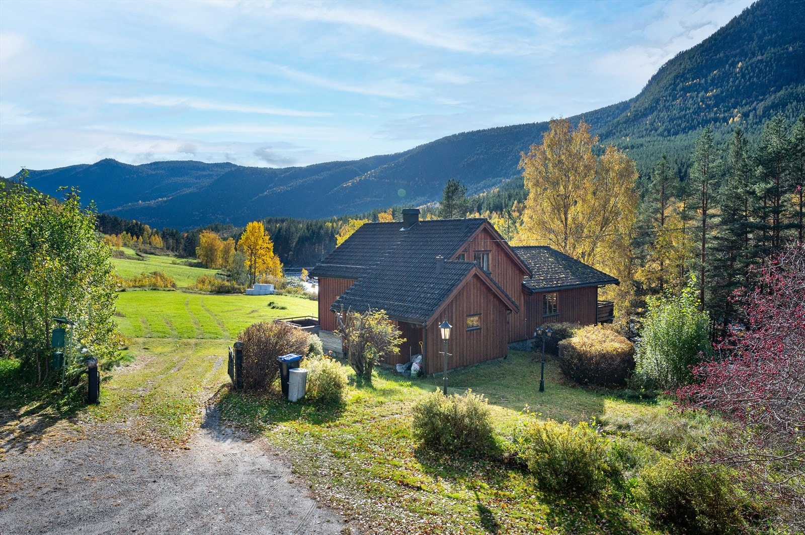 Fra nedkjørsel og mot eiendommen. Galleribilde