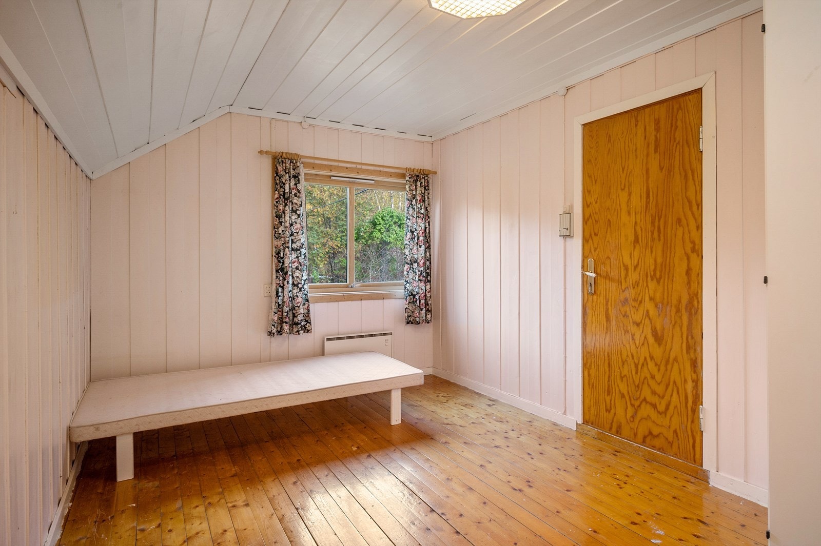 3 av soverommene er i hovedenheten, mens ett er i sokkelleiligheten. Galleribilde