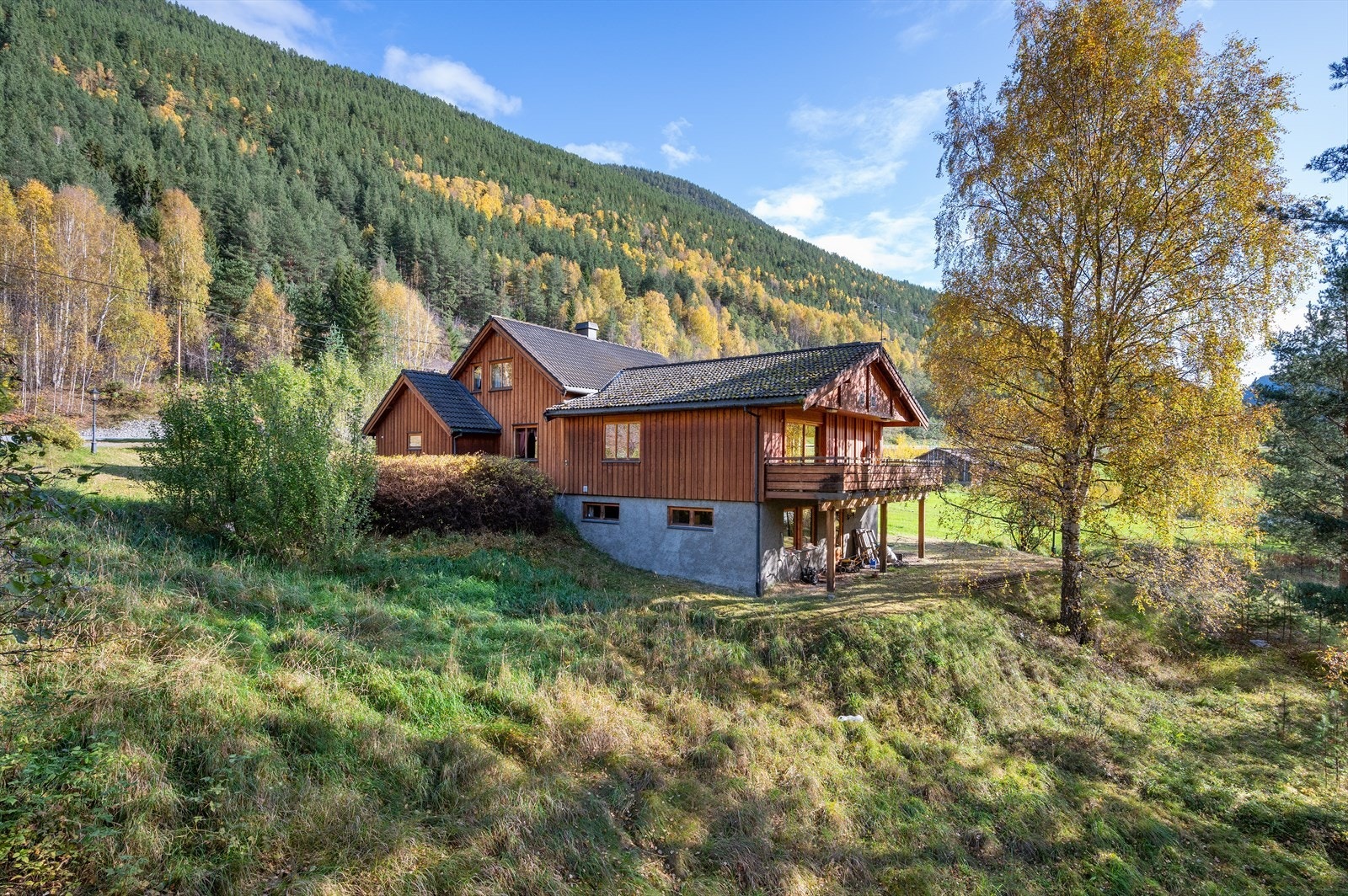 Boligen ligger på en stor og fin tomt på litt over to mål. Kort avstand til Otta med blant annet barnehager, skoler og kjøpesenter. Galleribilde