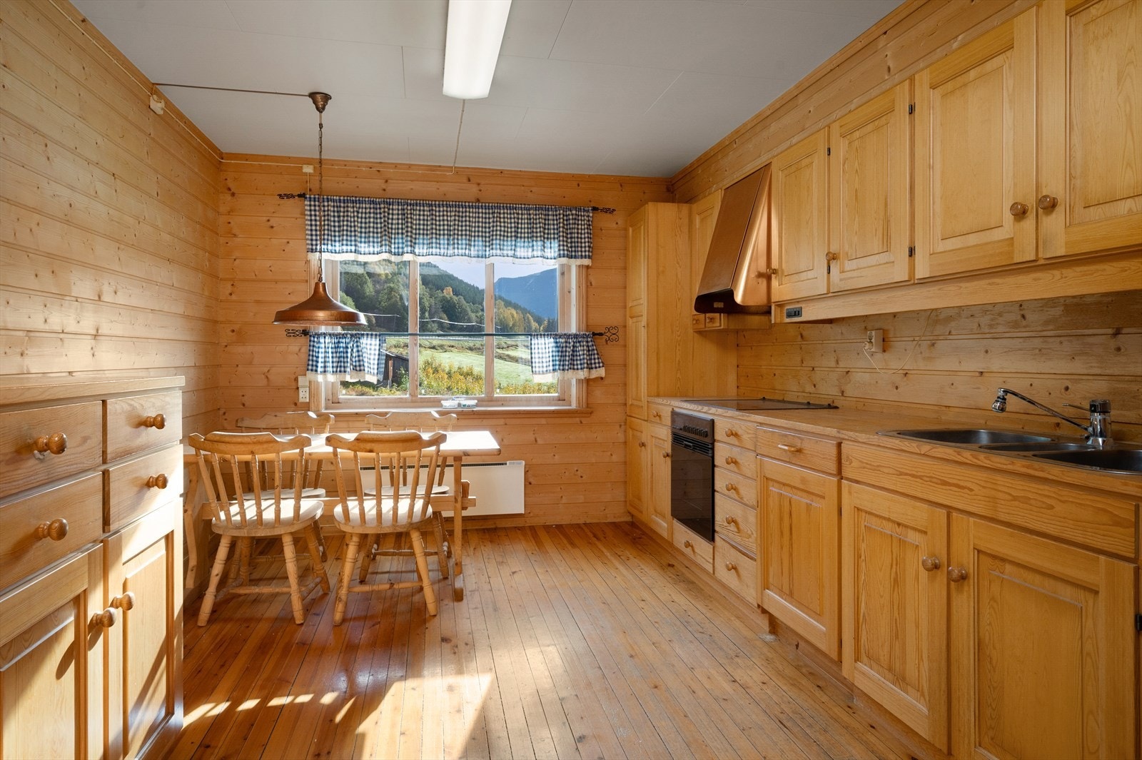 Kjøkkeninnredning er fra byggeår, i heltre. Galleribilde