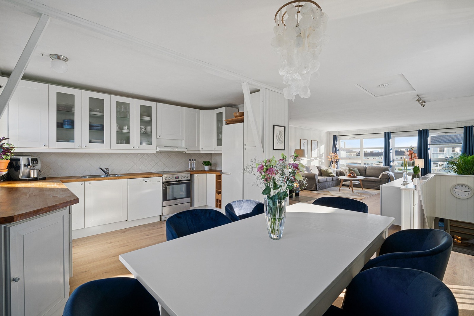 God plass til spisegruppe for hele familien. Galleribilde