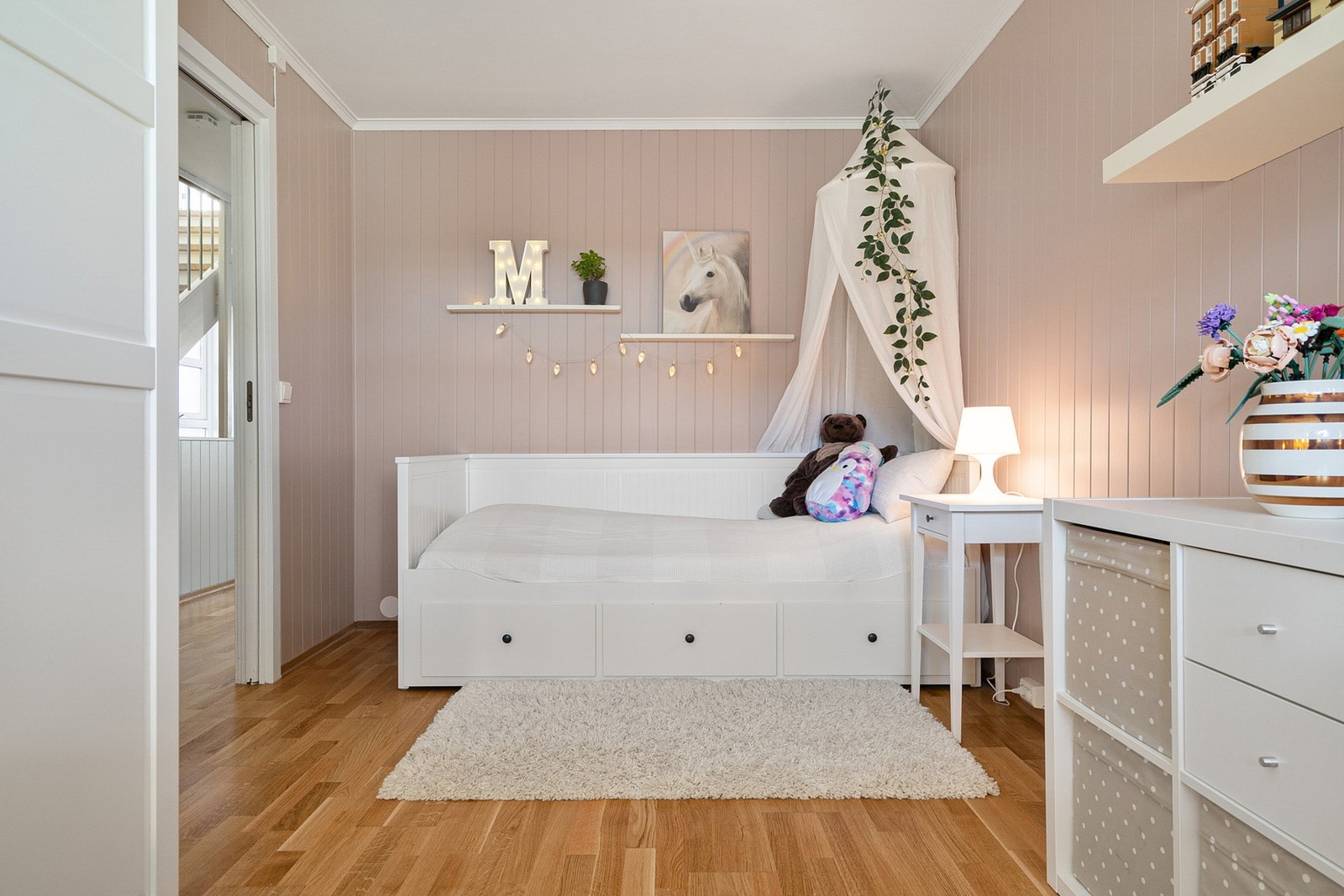 God plass til seng og ønsket møblement. Galleribilde