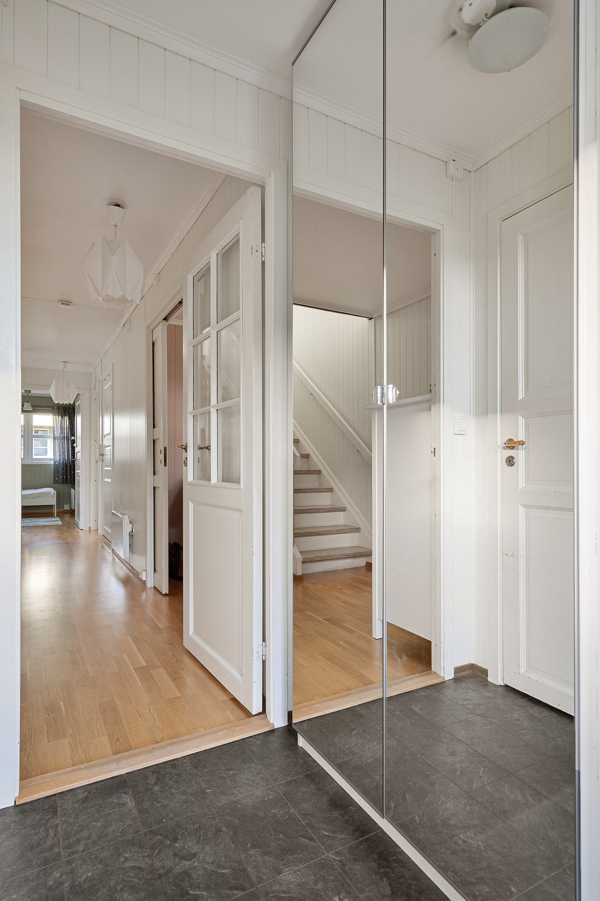 Lys og innbydende entré med garderobe. Galleribilde