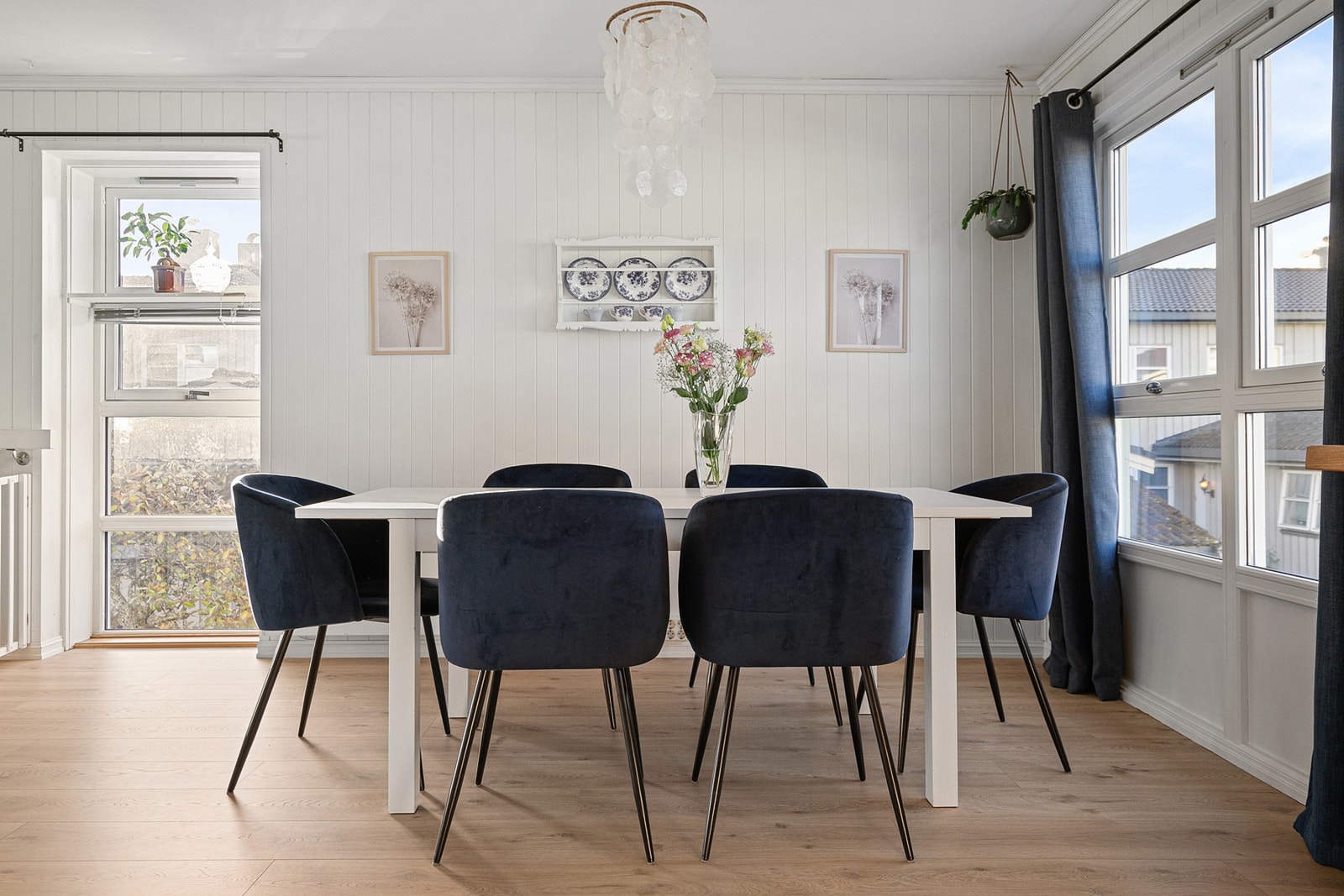 Godt med lysinnslipp til spisestuen, som ligger i naturlig tilknytning til kjøkkenet. Galleribilde