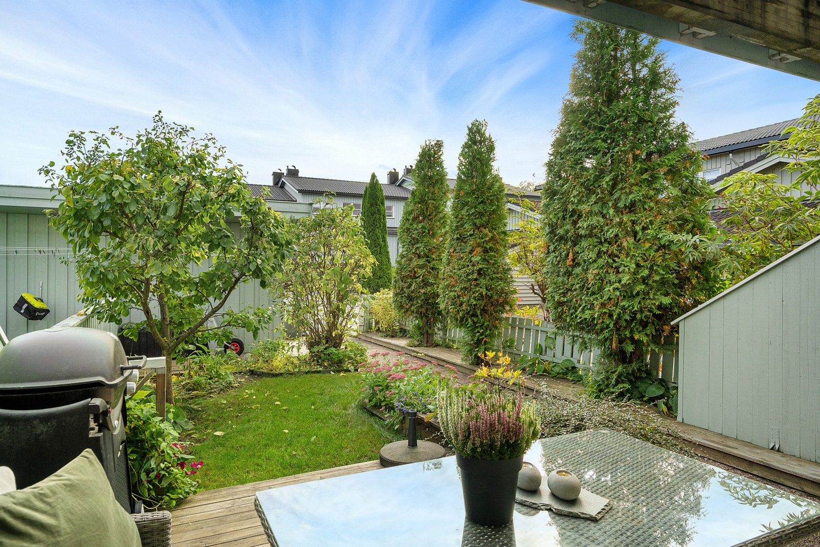 Sørvendt terrasse og hage med gode solforhold. Galleribilde