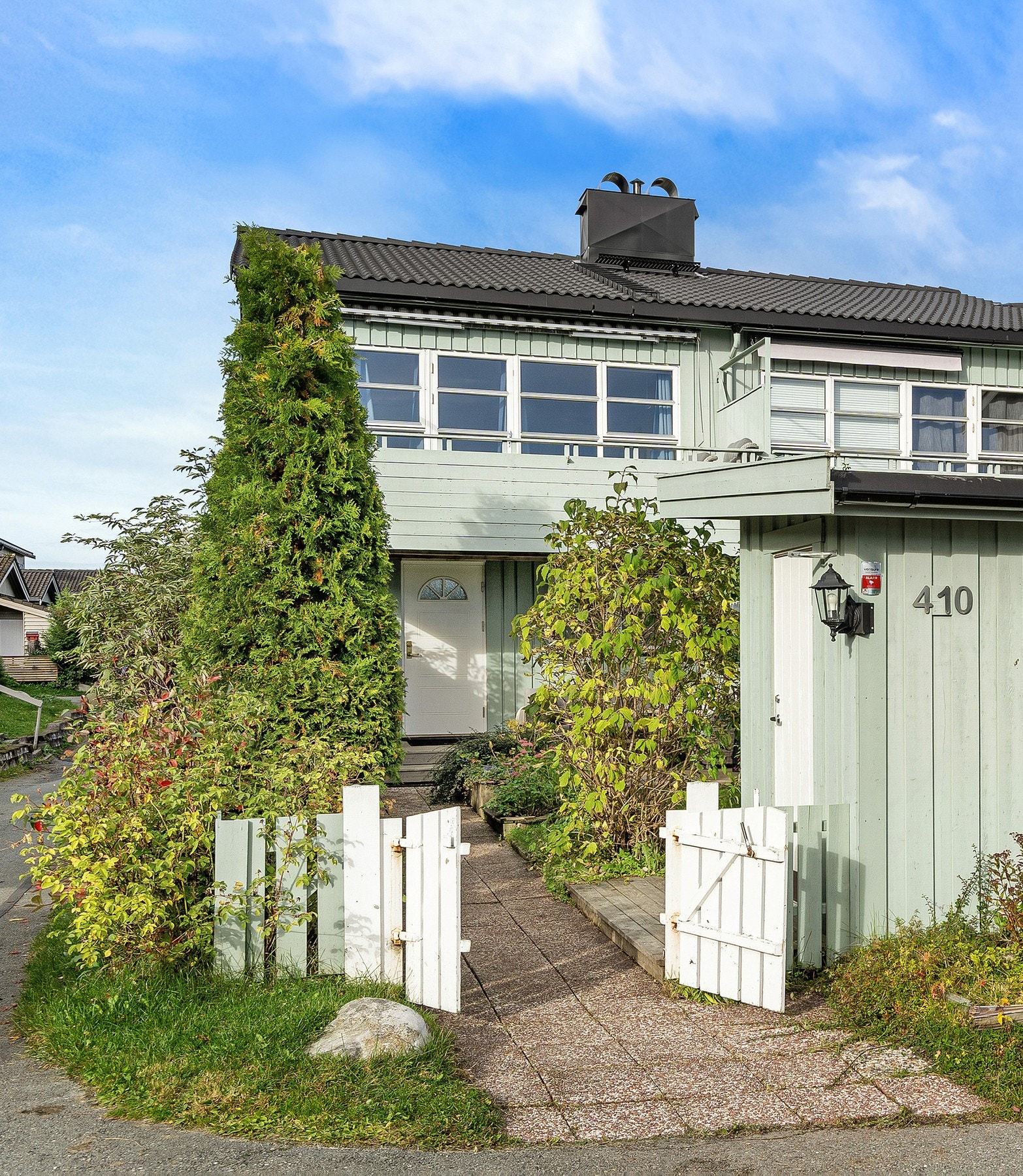 Fra boligen er det gangavstand til blant annet skole, barnehage, dagligvare, bussforbindelser og gode turmuligheter. Galleribilde