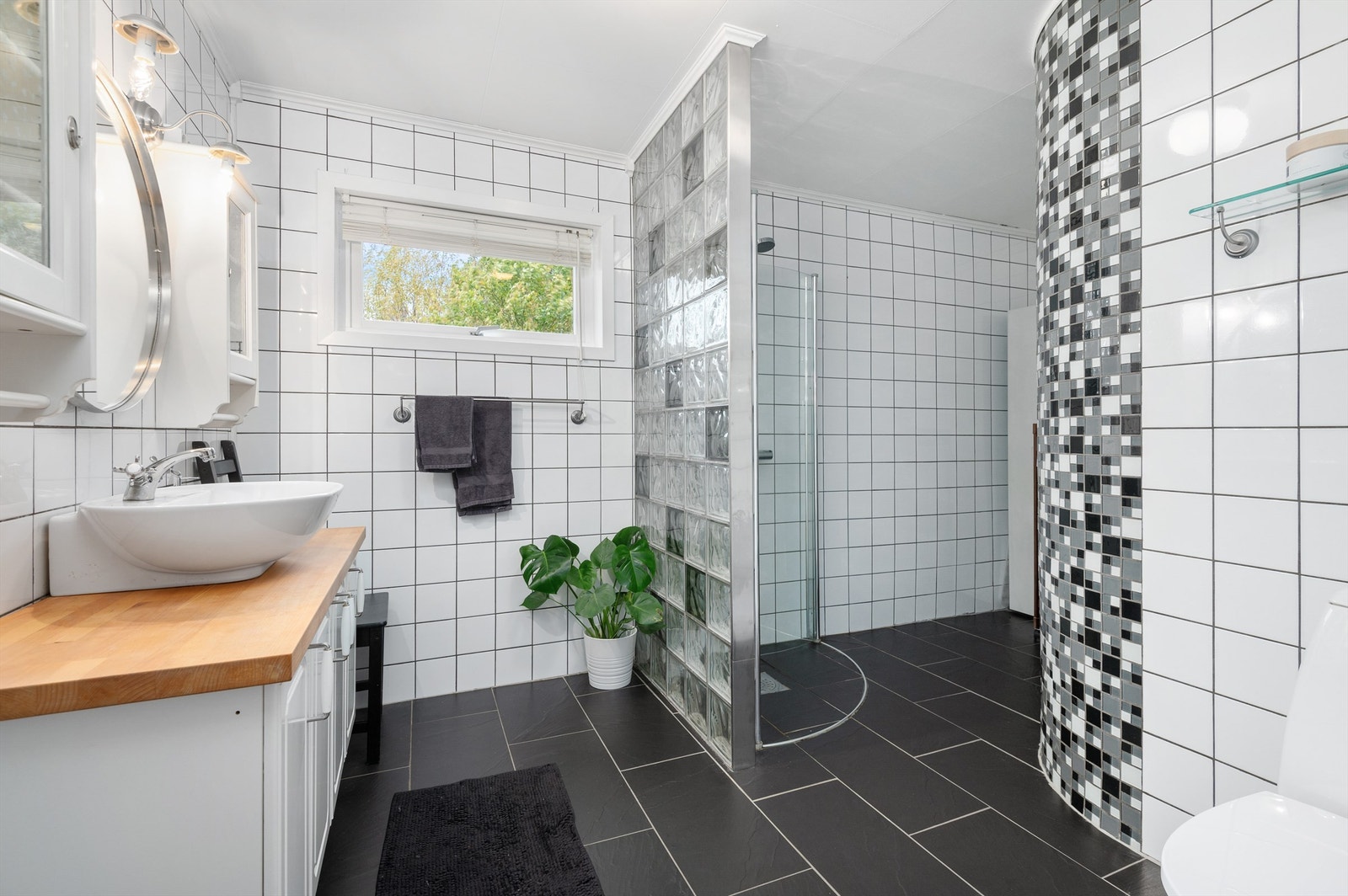 Badet er opprinnelig byggemeldt noe mindre, og det utvidede arealet var opprinnelig byggemeldt som bod. Deler av arealet er av den grunn ikke godkjent for varig opphold. Galleribilde