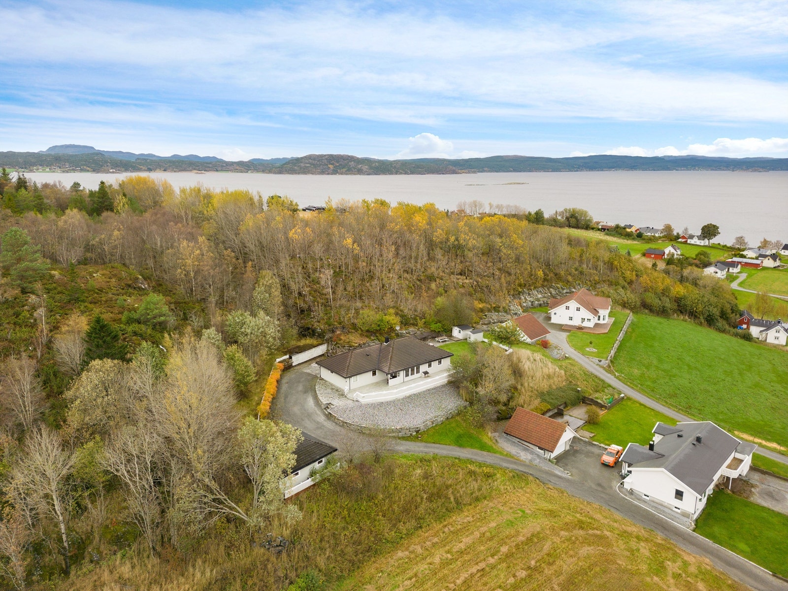 Enebolig på stor og velstelt tomt med beliggenhet like ved fjorden. Galleribilde
