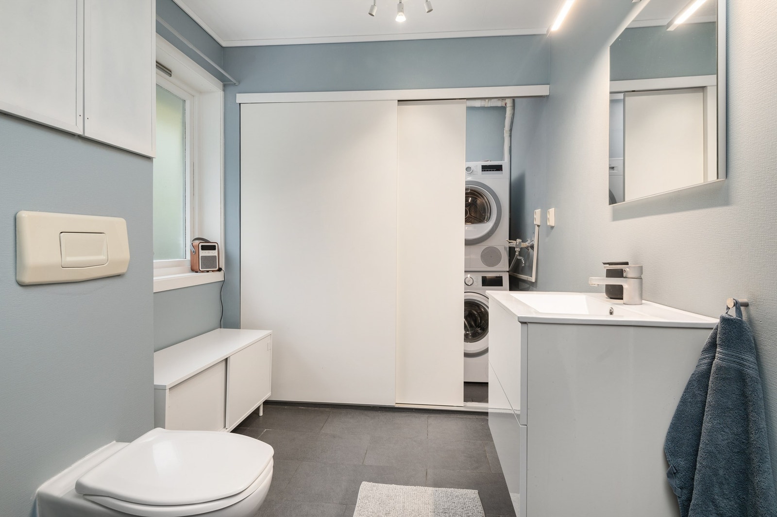 Bad/vaskerom er delvis oppusset mellom 2020 - 2023, med bl.a. servant, lys, speil og noe overflatebehandling. Galleribilde