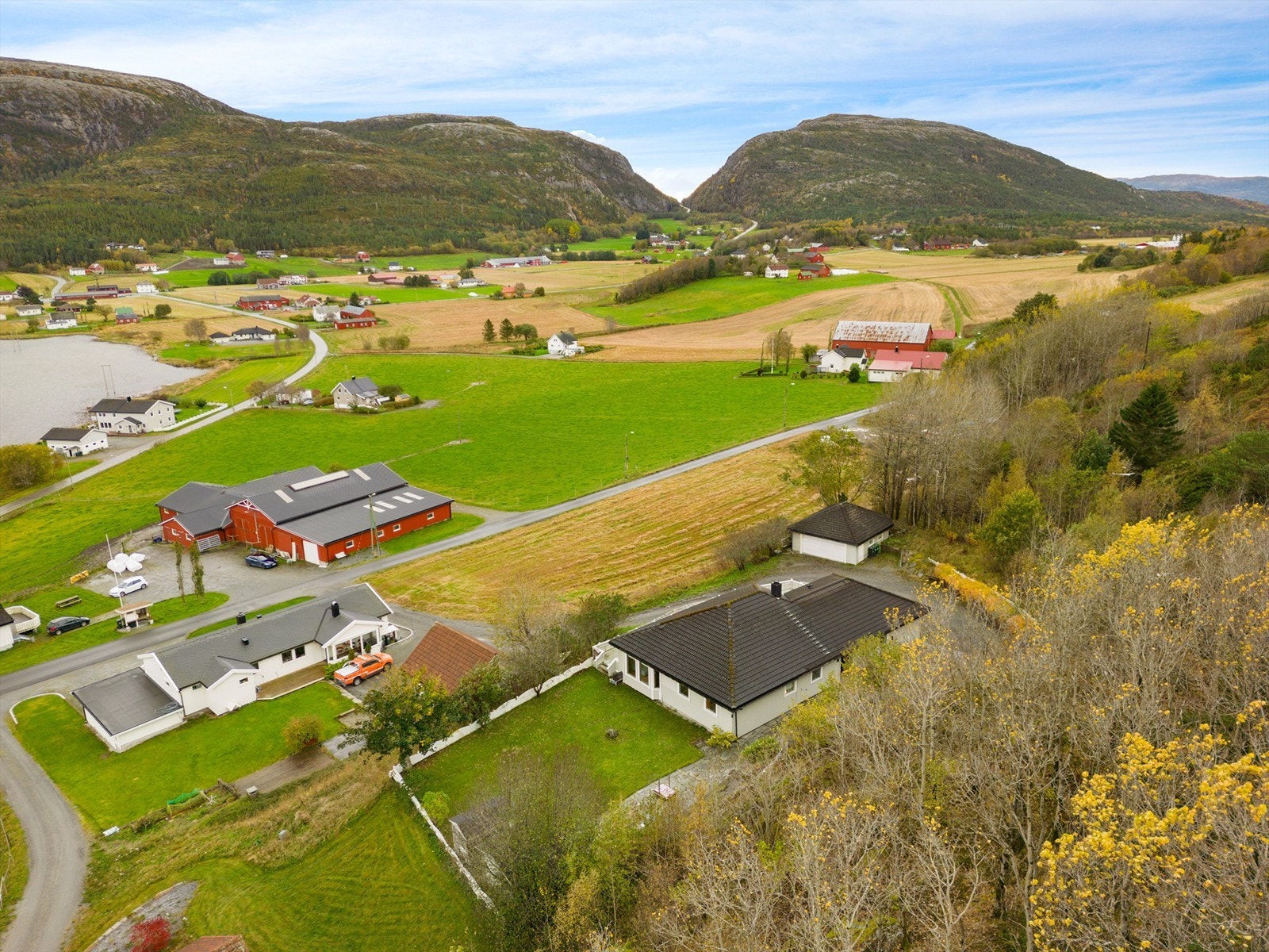 Nærområdet er rolig og landlig, og bygda har et trivelig lokalmiljø. Galleribilde