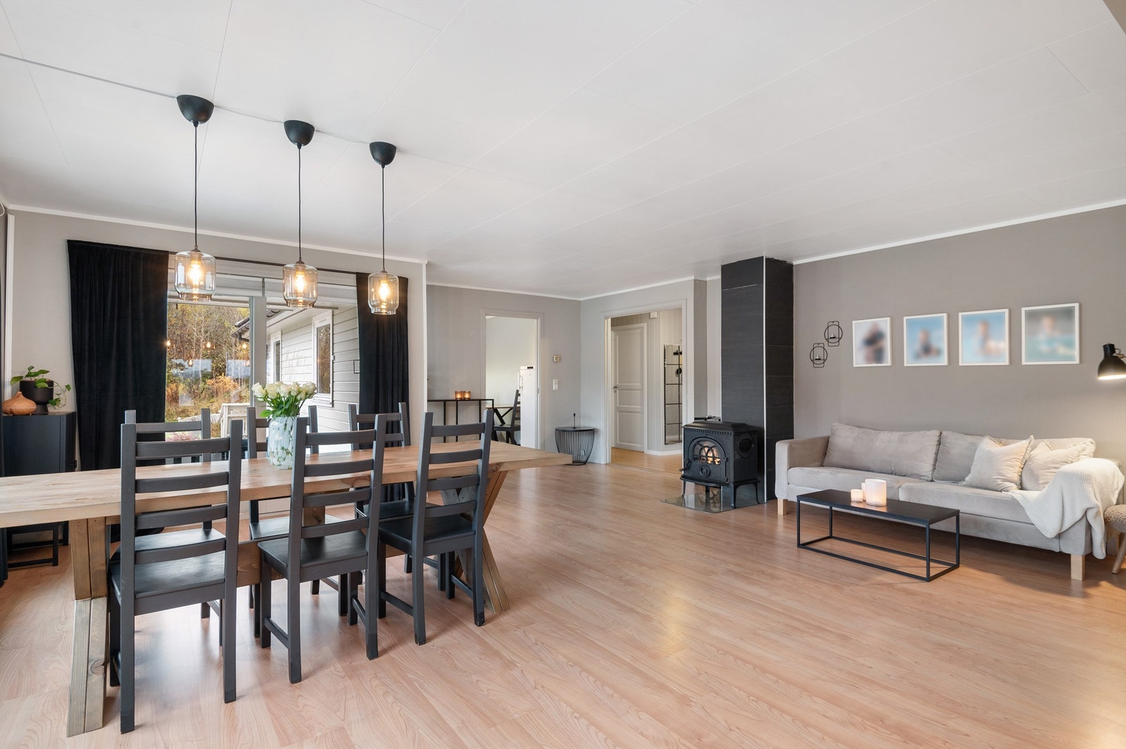 Stue og spisestue måler til sammen ca. 62 kvm. Galleribilde