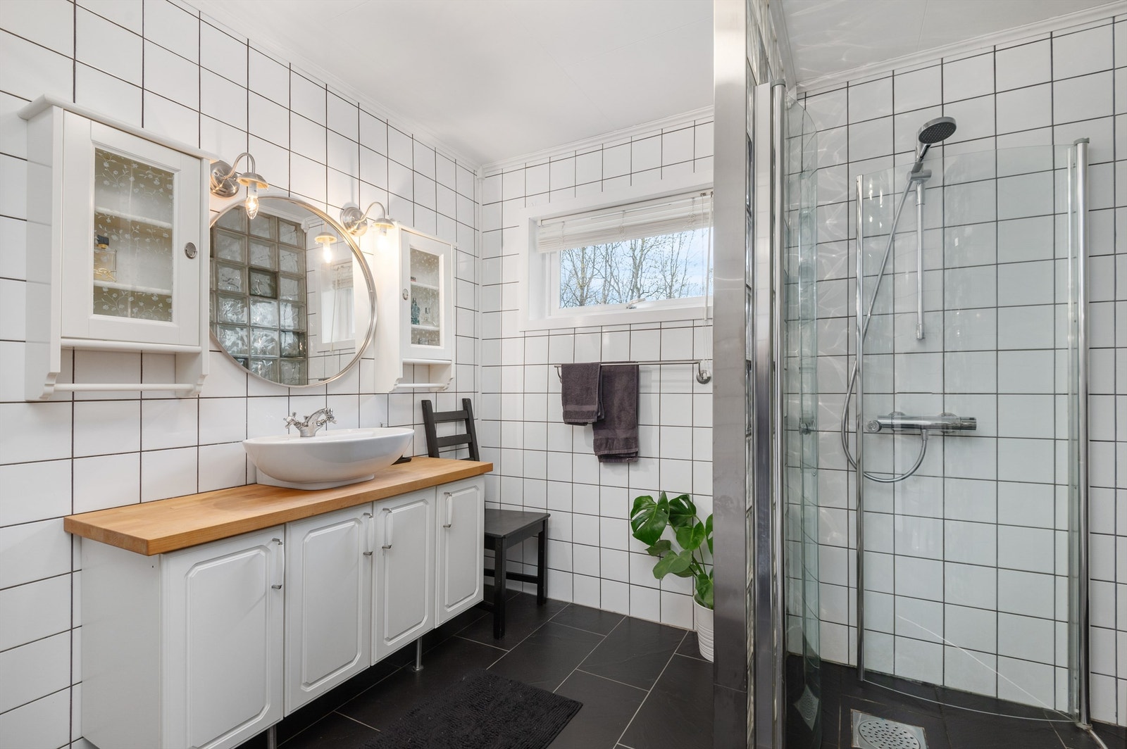 Huset har to bad, og badet på bildet måler ca. 8 kvm. Galleribilde