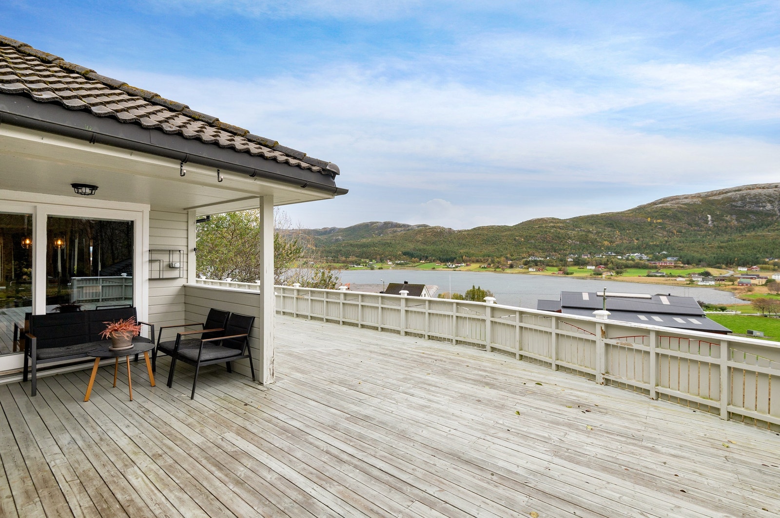 Både veranda og uteområder vender seg mot fjorden og utsikten. Galleribilde