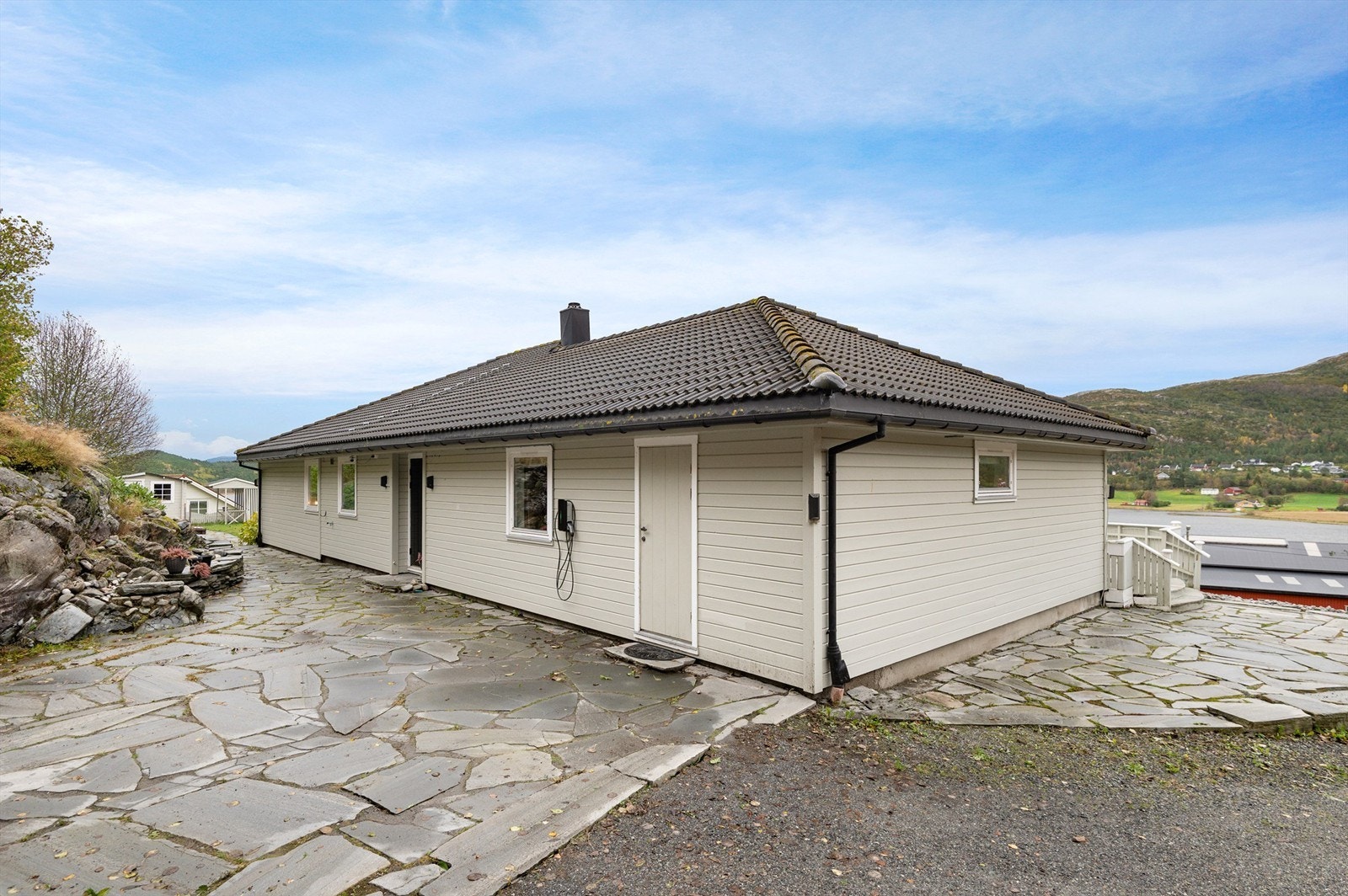 Pene, velstelte uteområder med steinheller ved inngangspartiet. Galleribilde