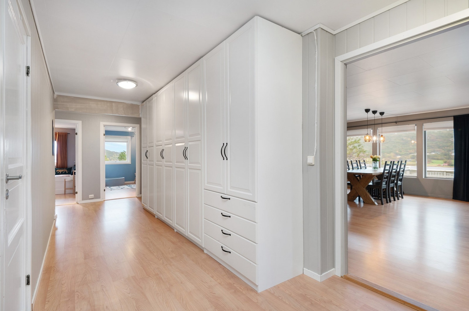 Godt med lagringsplass i gangen mot den innerste soveromsfløyen. Galleribilde