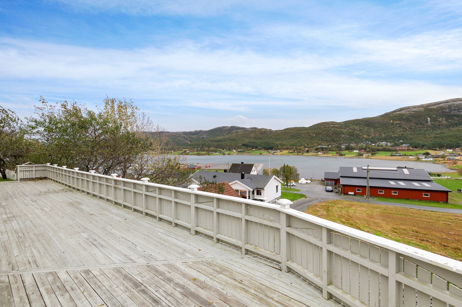 Fra huset er det ca. fem minutters gangavstand ned til fjorden og småbåthavna. Galleribilde