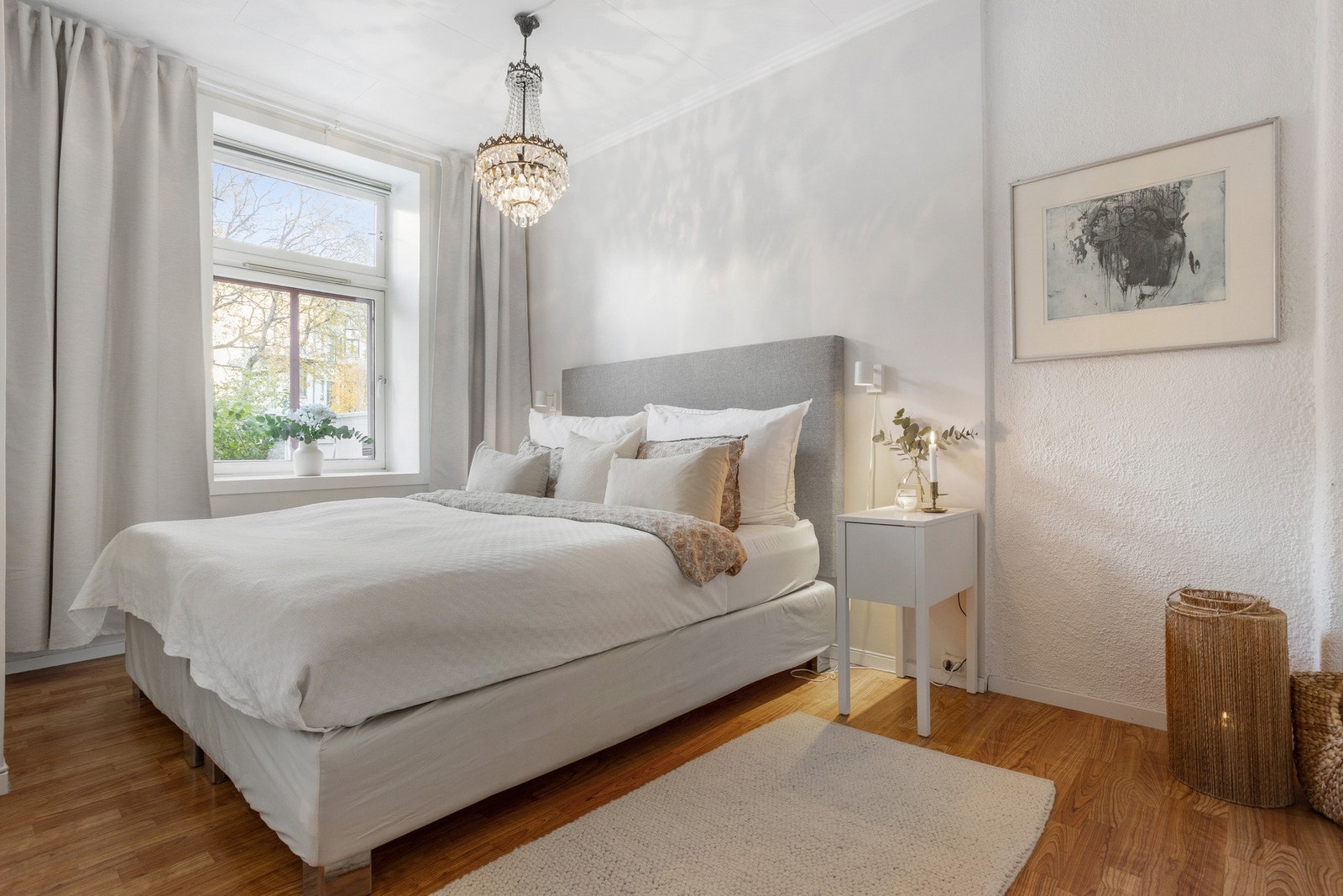 Lekkert hovedsoverom på 12 kvm med plass til dobbelseng og romslig skyvedørsgarderobe på venstre hånd. Rommet ligger vent inn mot bakgården. Galleribilde