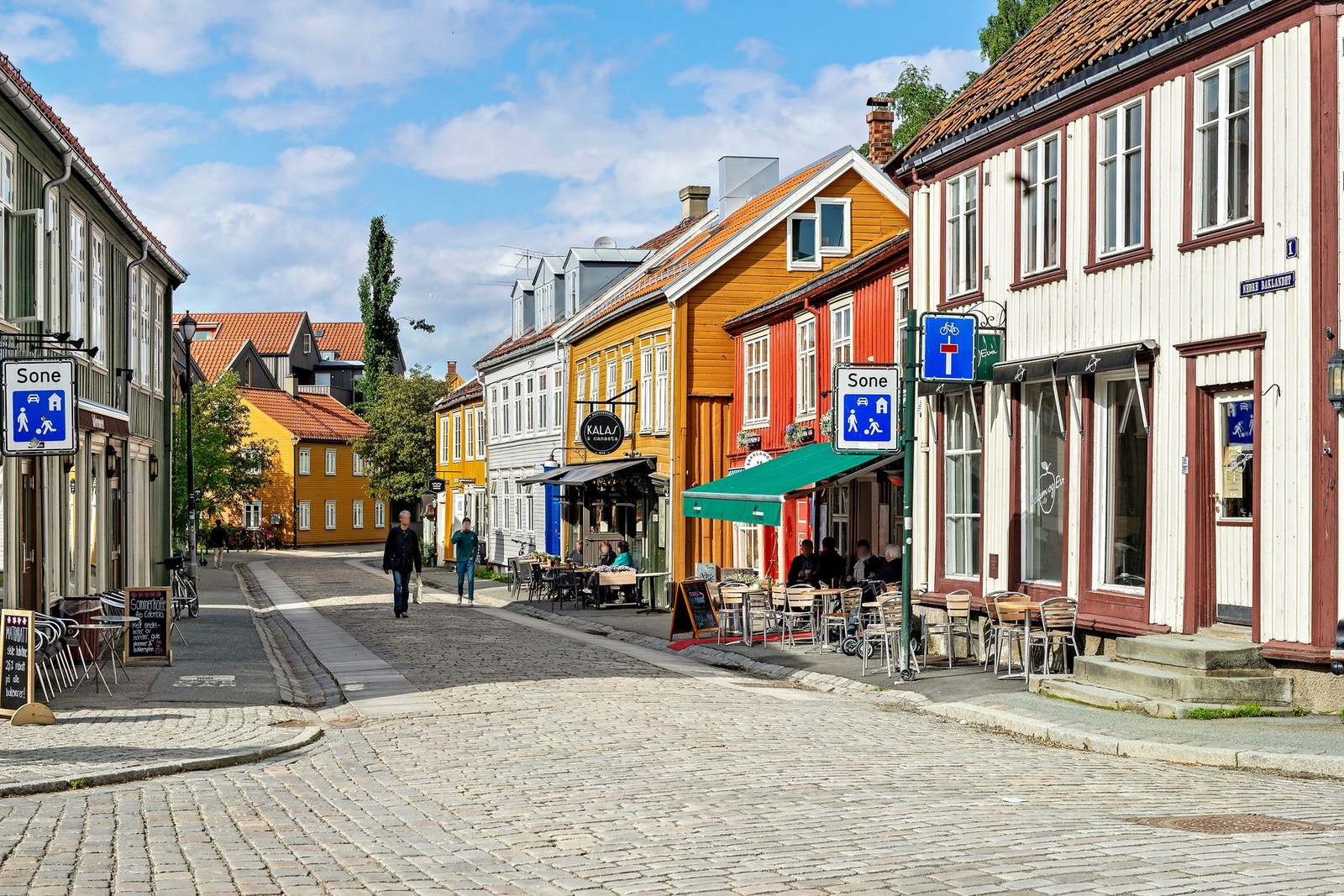 Bakklandet med sine sjarmerende kaféer og spiseplasser finner du i umiddelbar nærhet fra leiligheten. Galleribilde