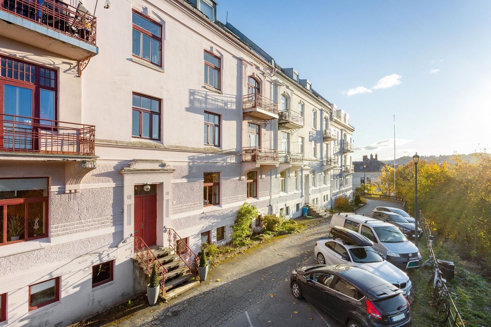Leiligheten ligger i en høy 1.etasje i en gate uten gjennomgangstrafikk. Parkering utenfor er kun for beboere. Galleribilde